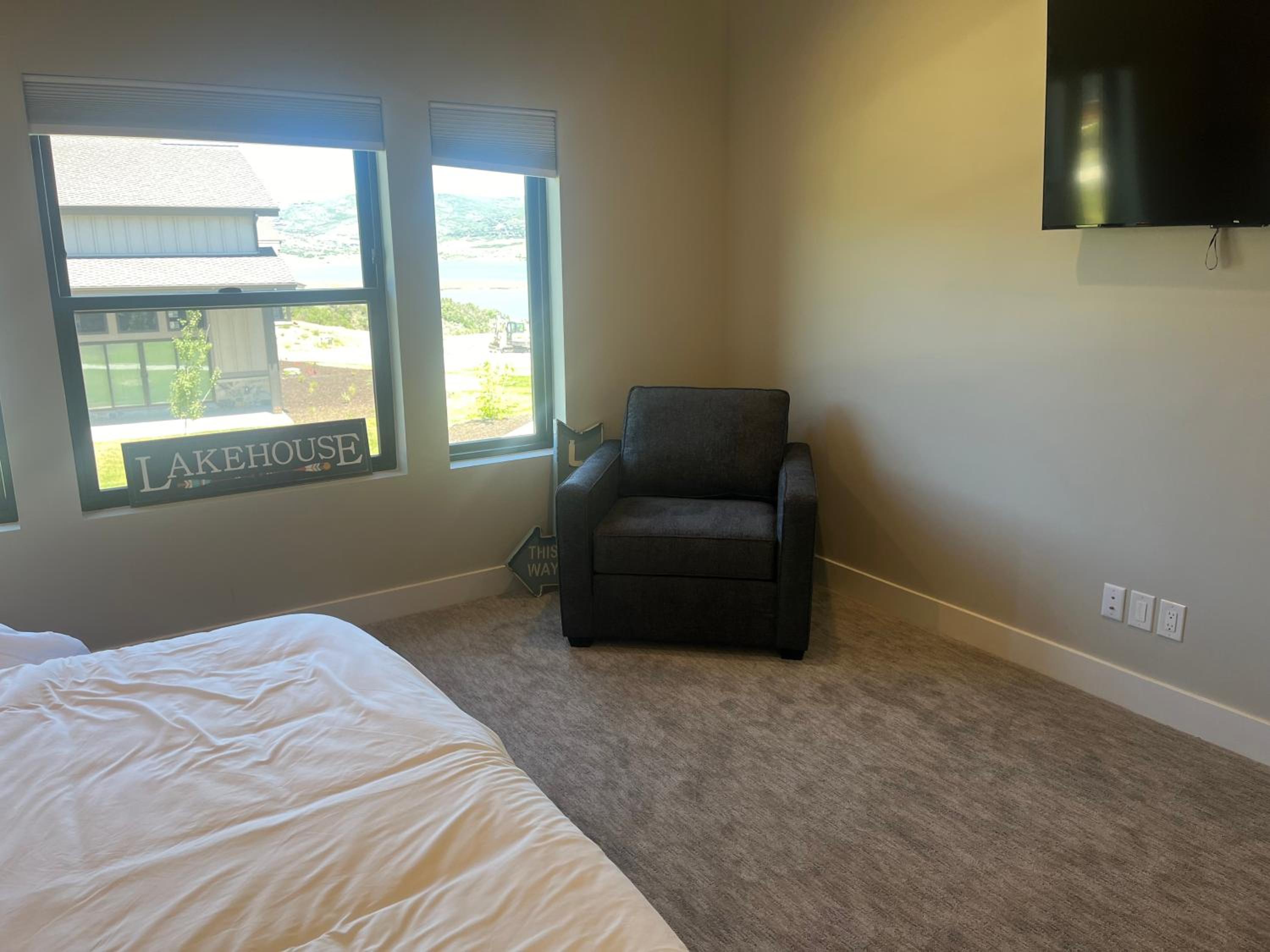 4 bd Ski Villa with Hot Tub and Bunk Room by lake!