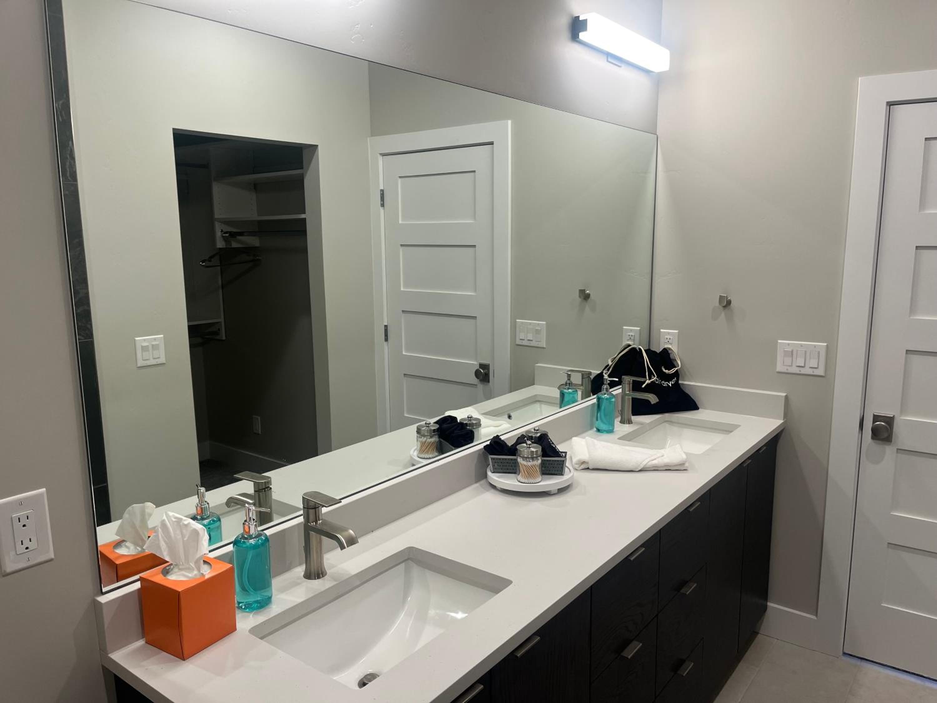 4 bd Ski Villa with Hot Tub and Bunk Room by lake!