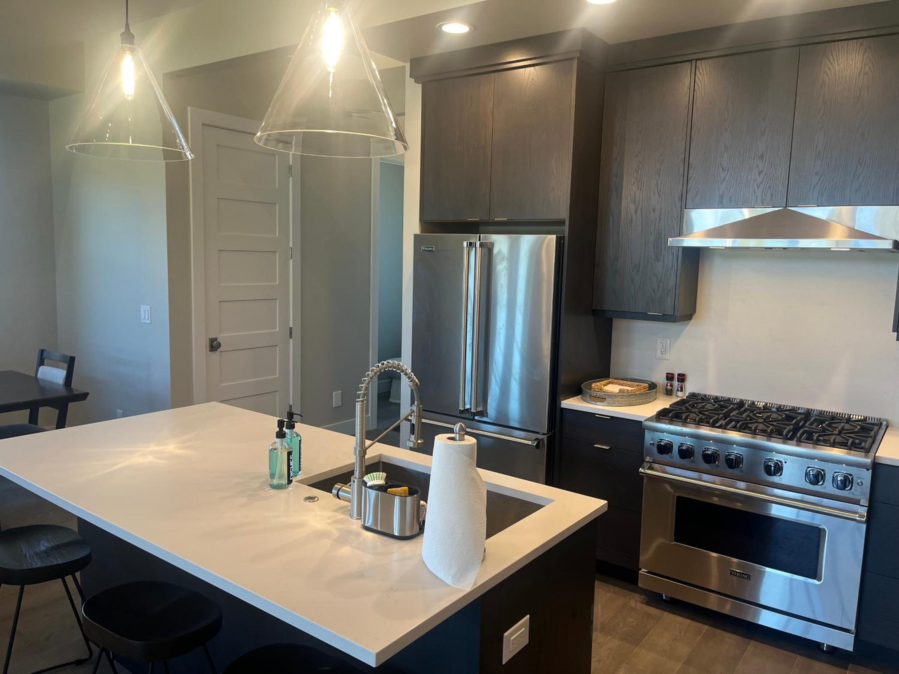 4 bd Ski Villa with Hot Tub and Bunk Room by lake!