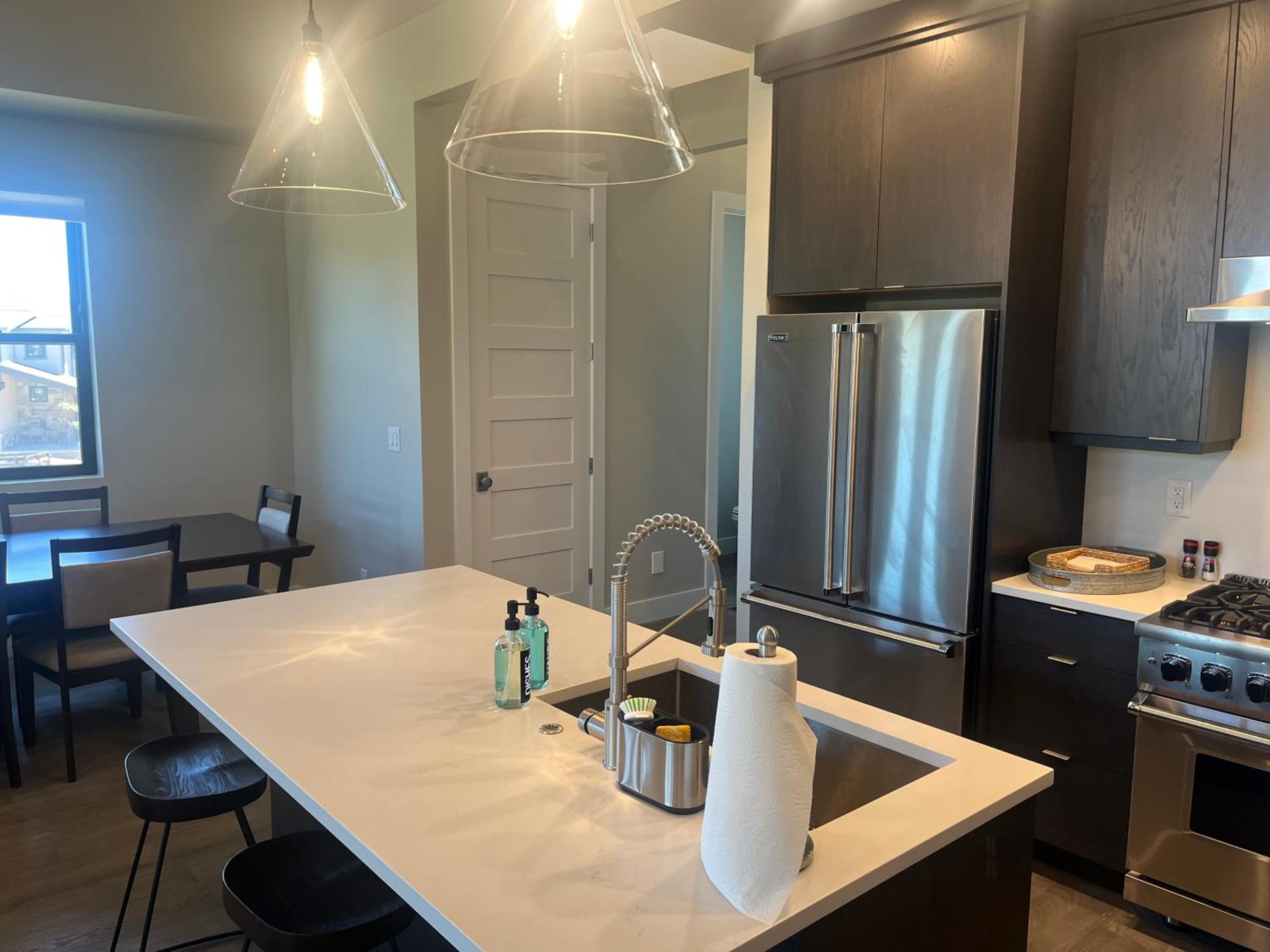 4 bd Ski Villa with Hot Tub and Bunk Room by lake!