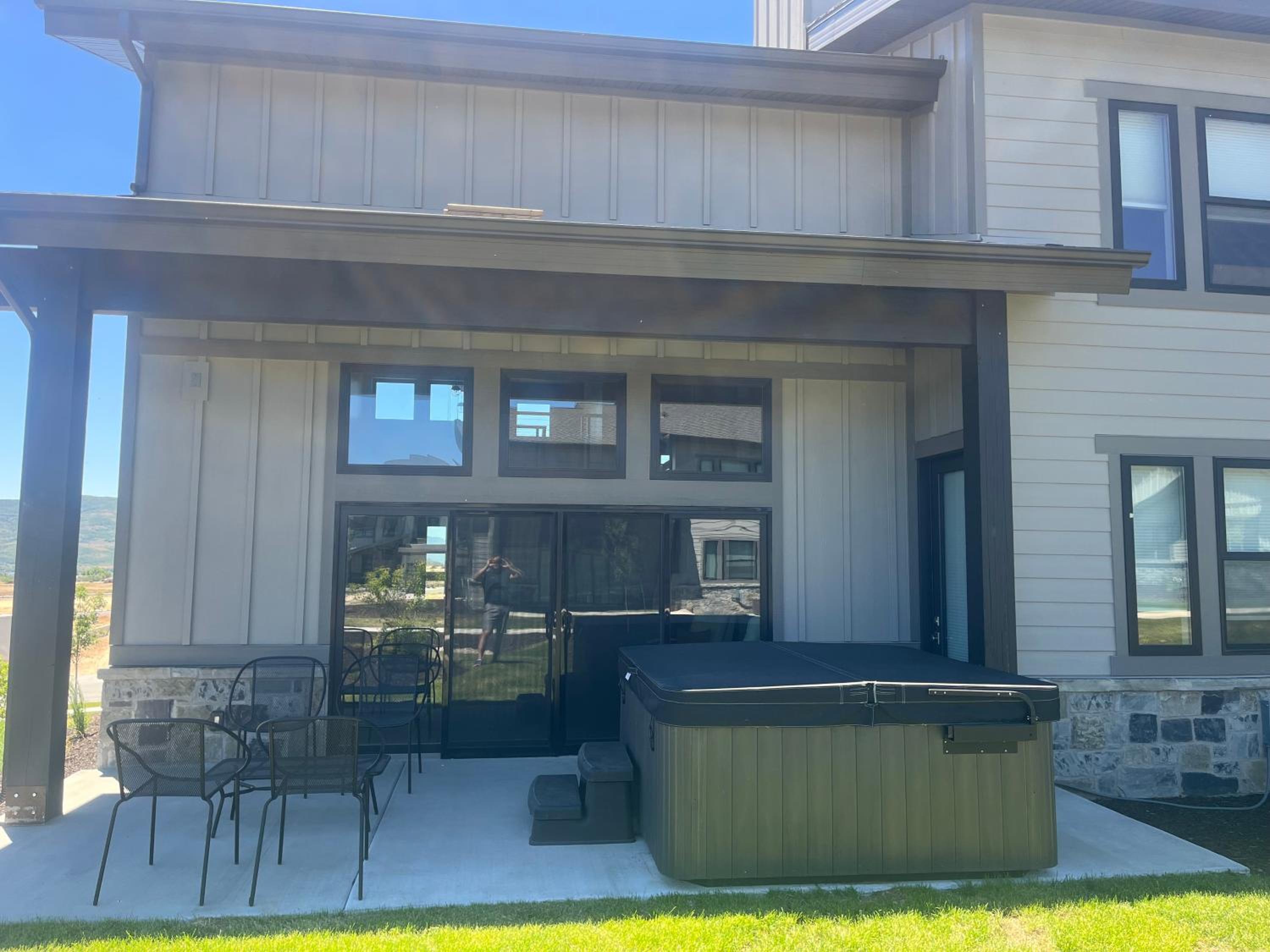 4 bd Ski Villa with Hot Tub and Bunk Room by lake!