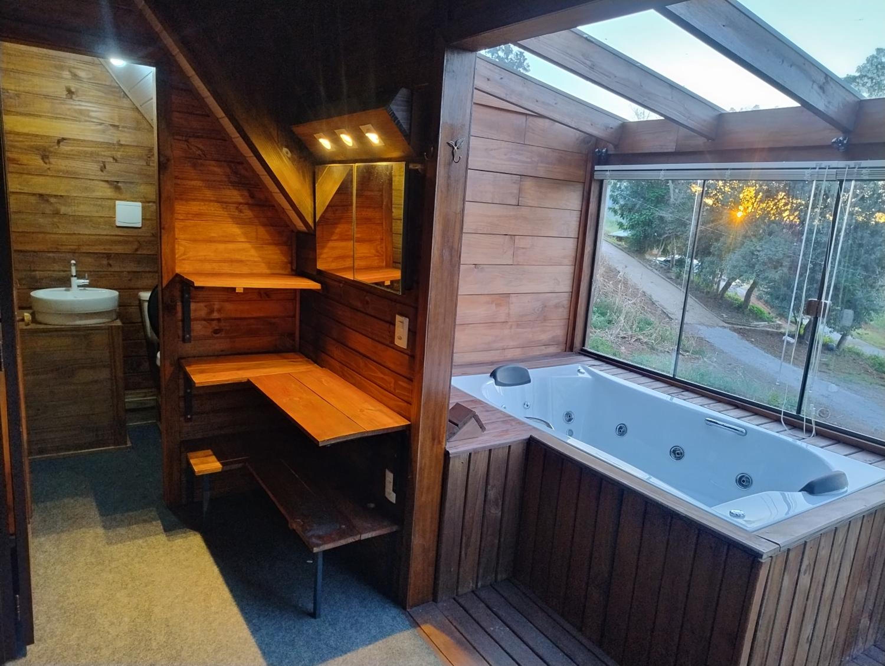 Cabana com banheira na colina