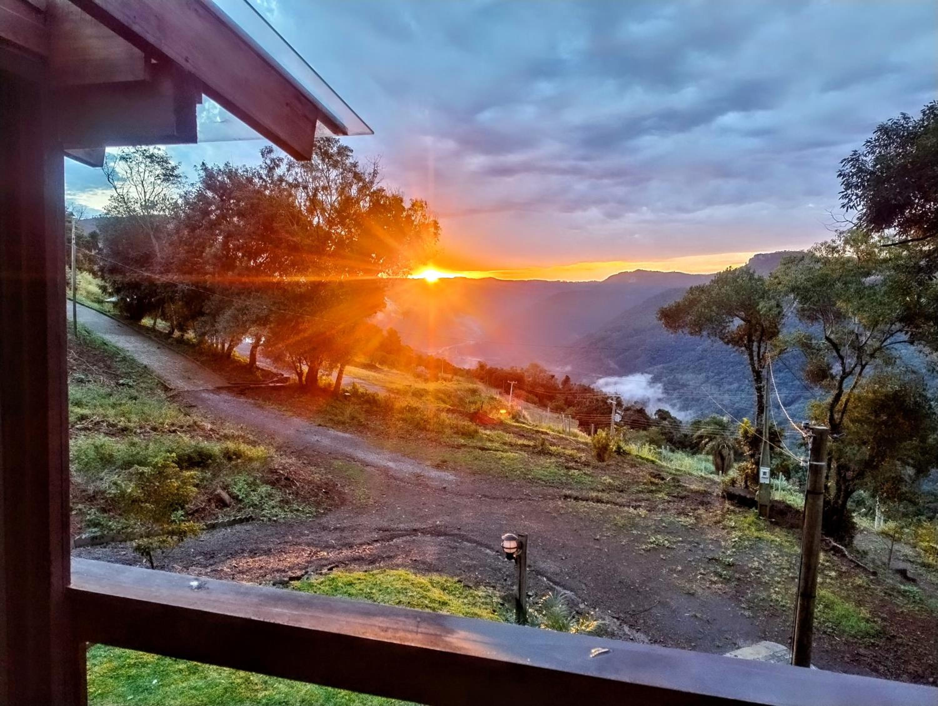 Cabana com banheira na colina