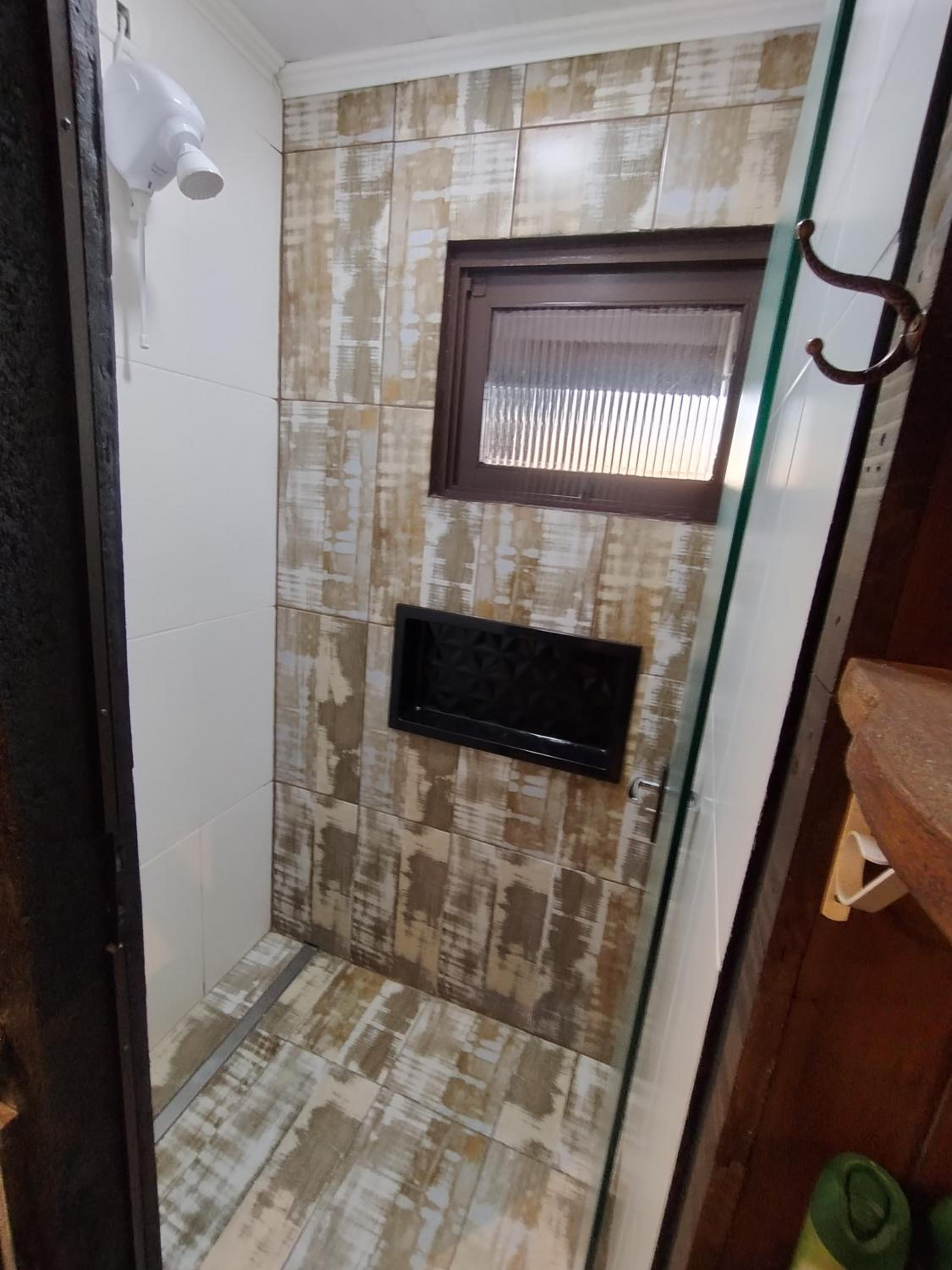Cabana com banheira na colina