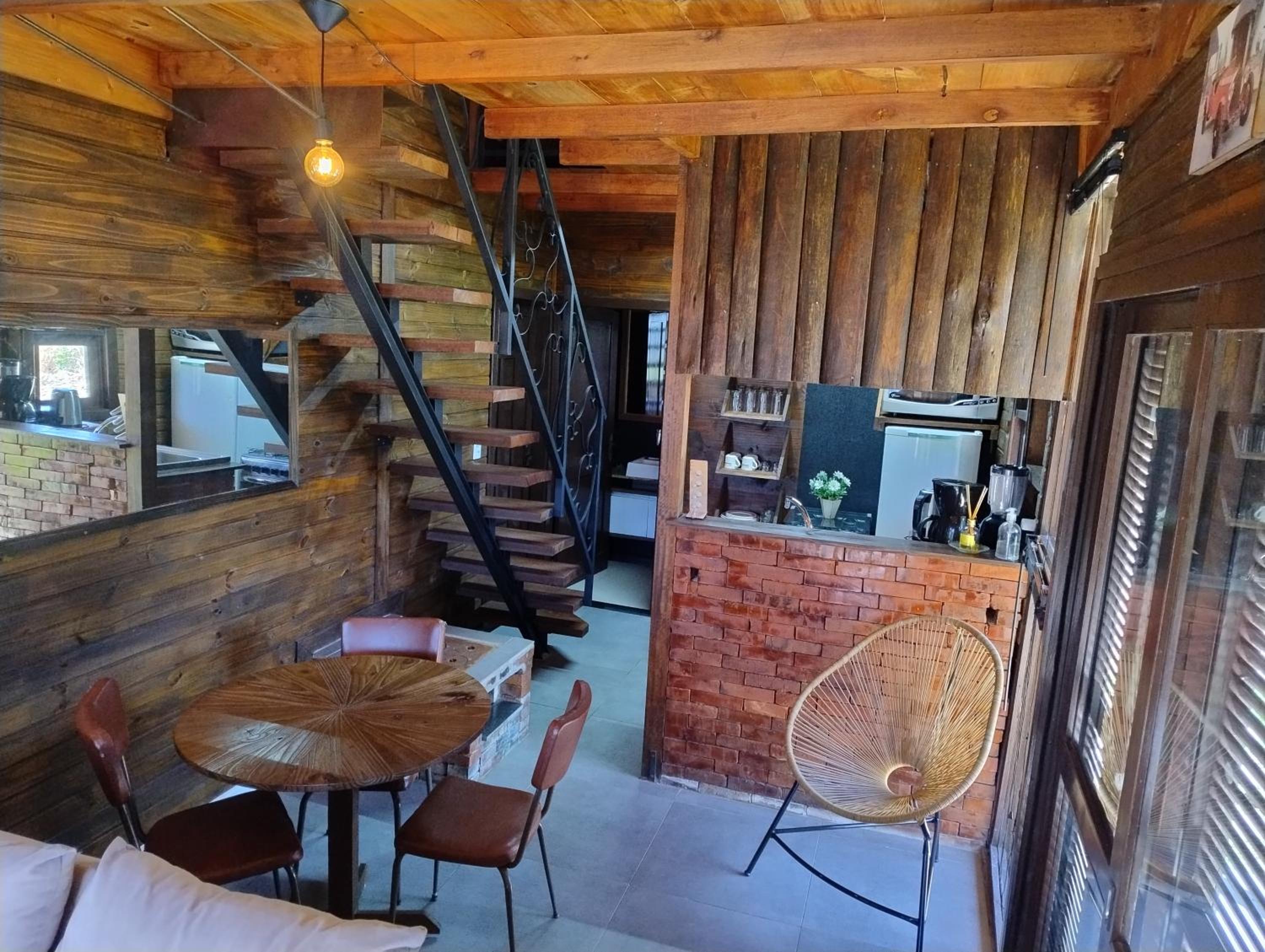 Cabana com banheira na colina