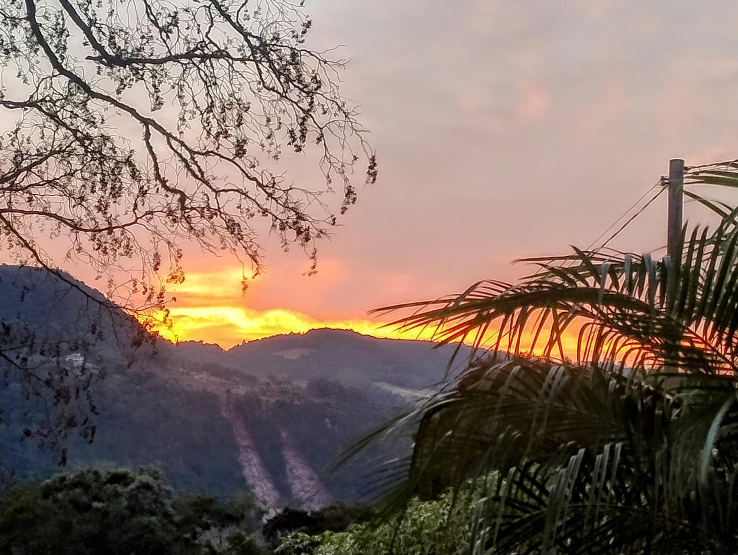 Cabana com banheira na colina