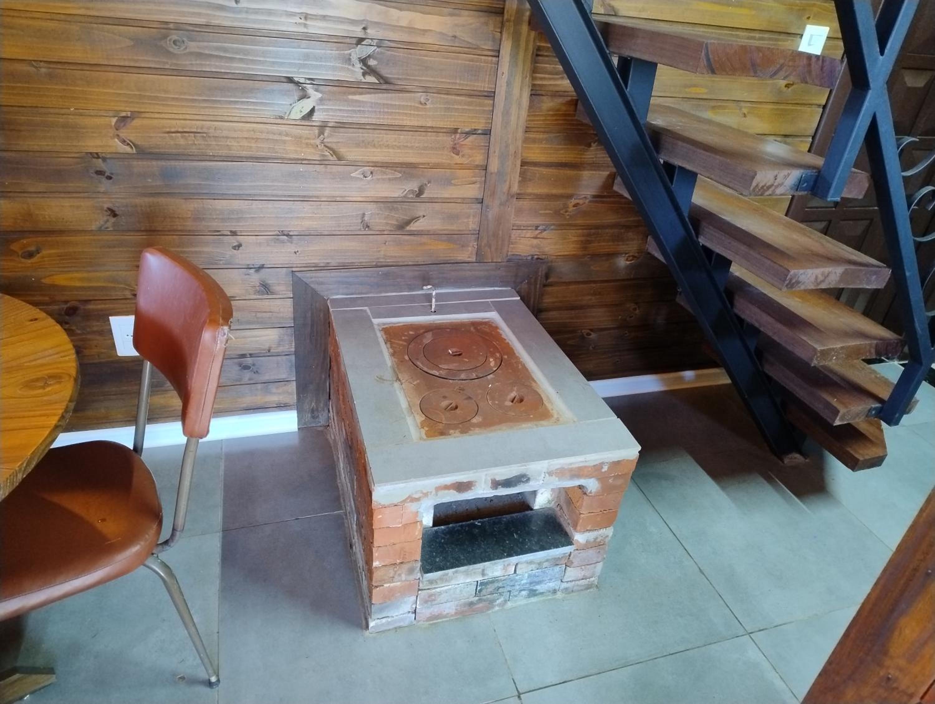 Cabana com banheira na colina