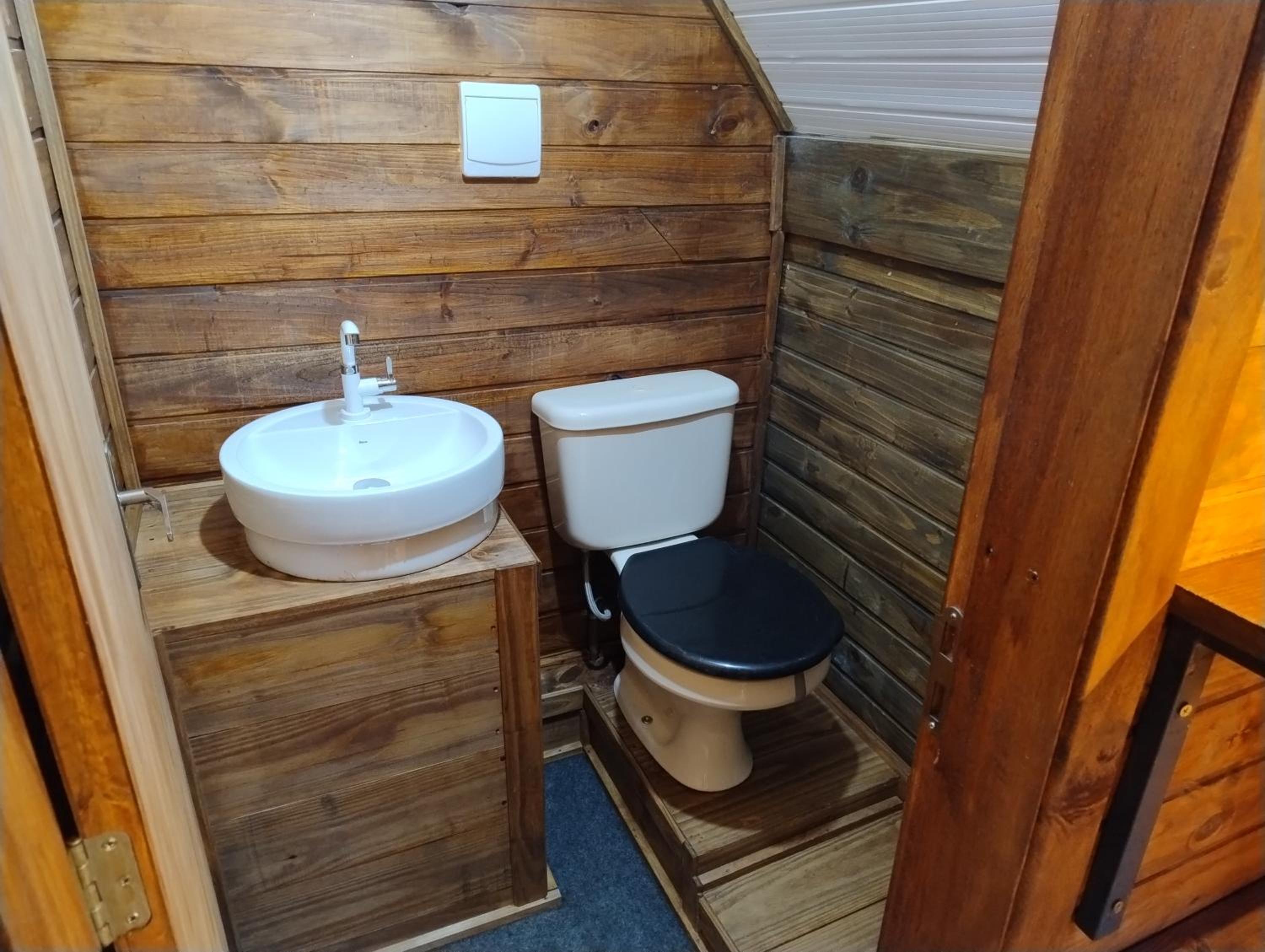 Cabana com banheira na colina