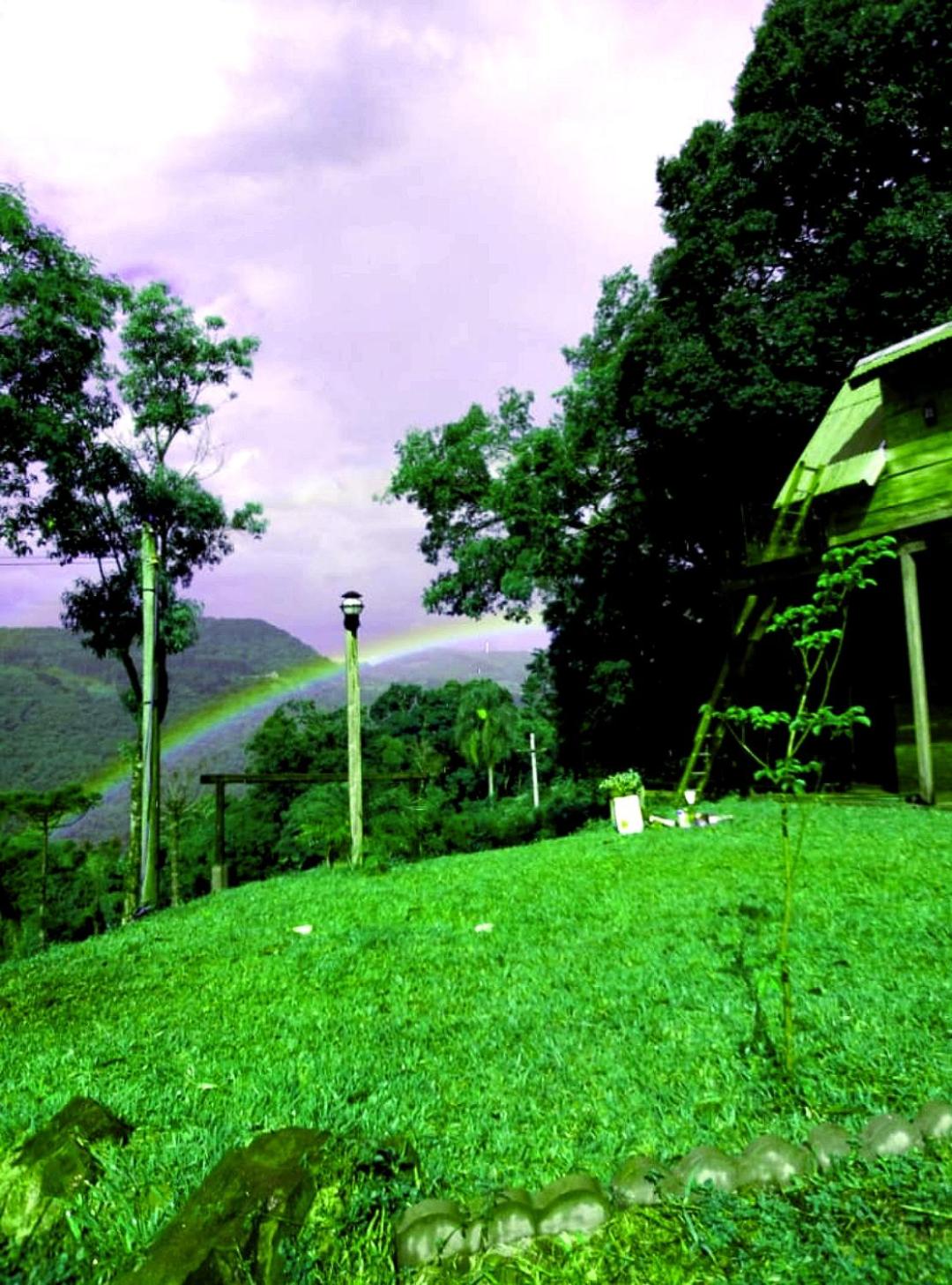 Cabana com banheira na colina