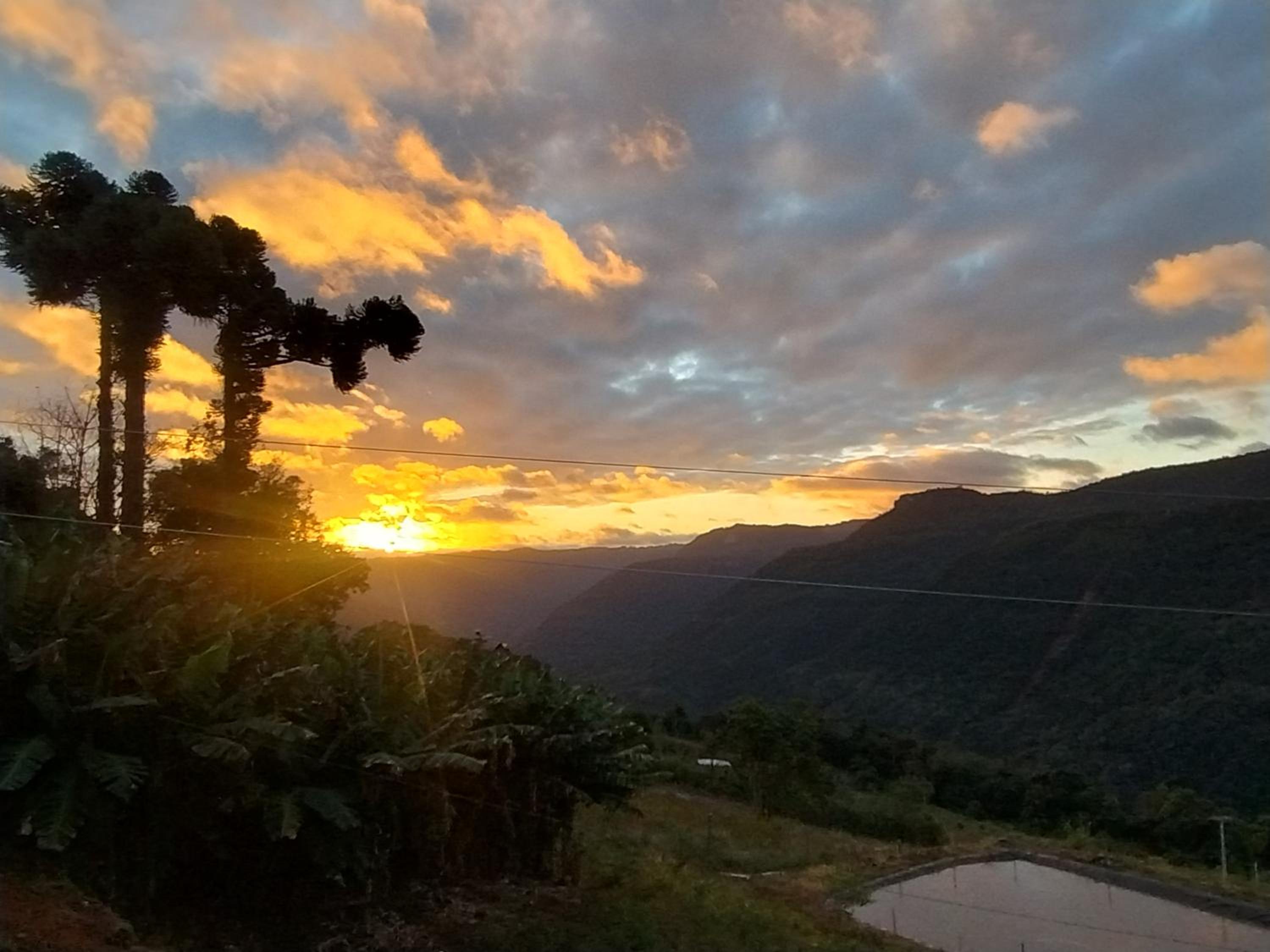 Cabana com banheira na colina