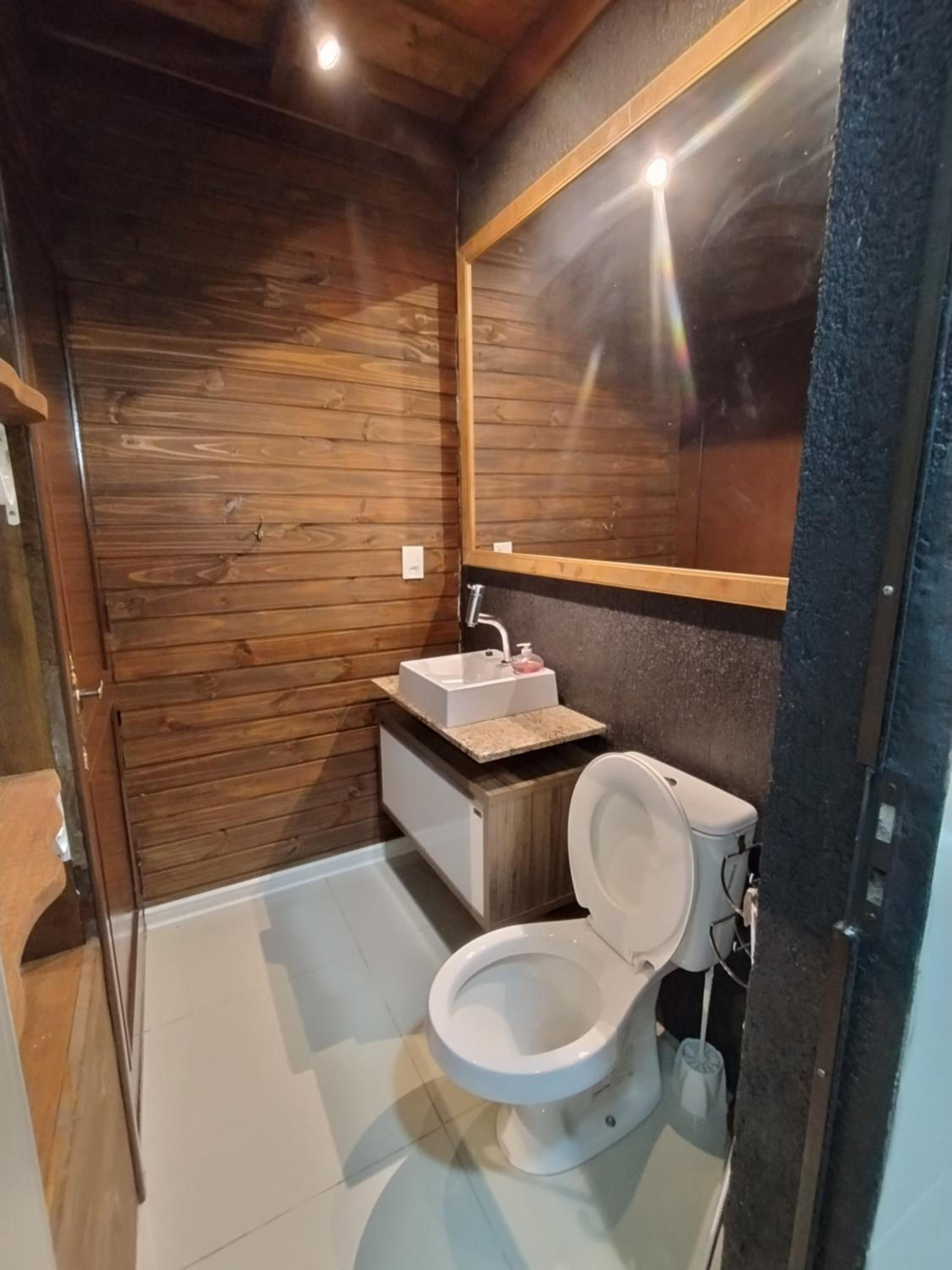 Cabana com banheira na colina
