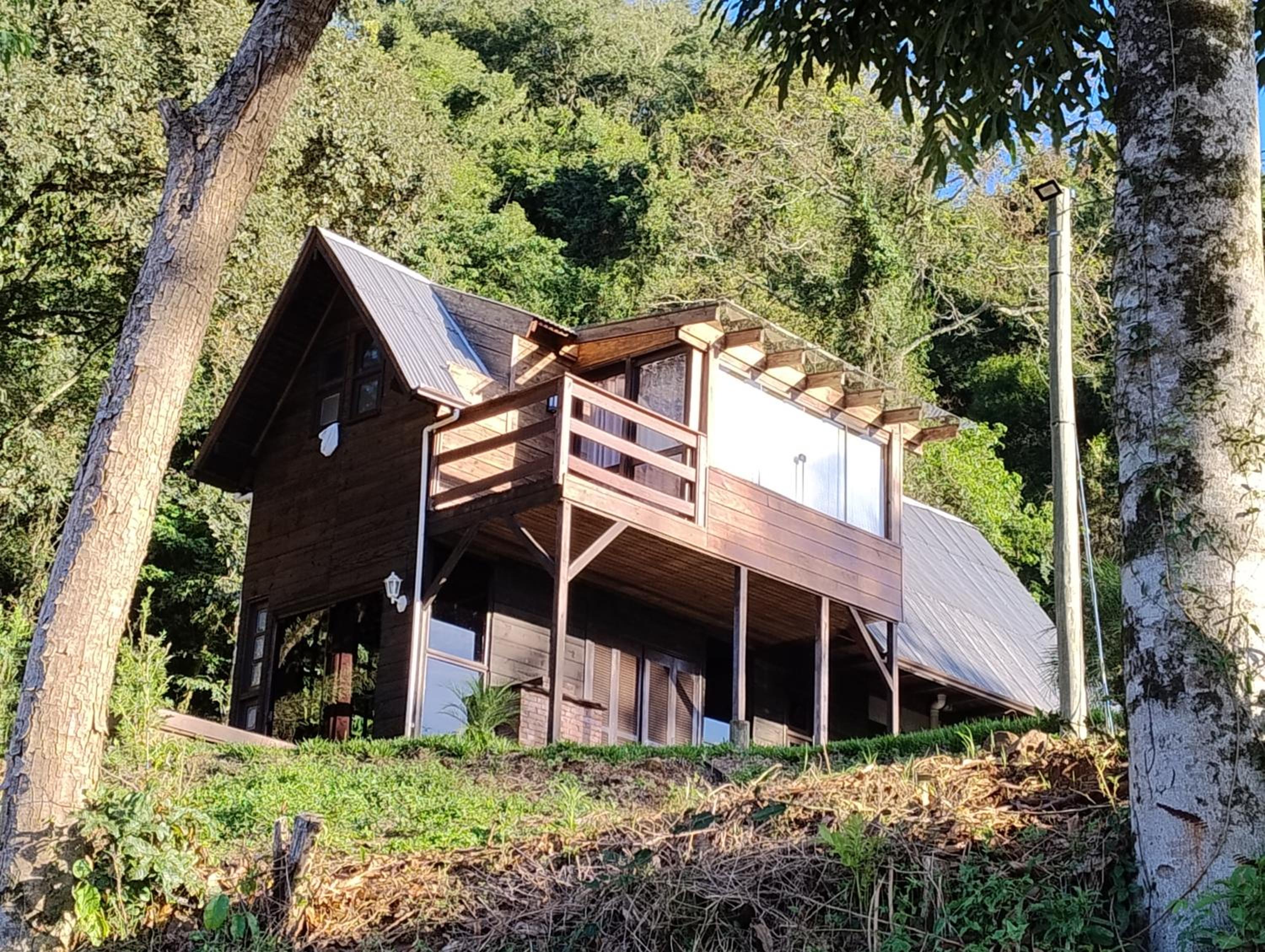 Cabana com banheira na colina