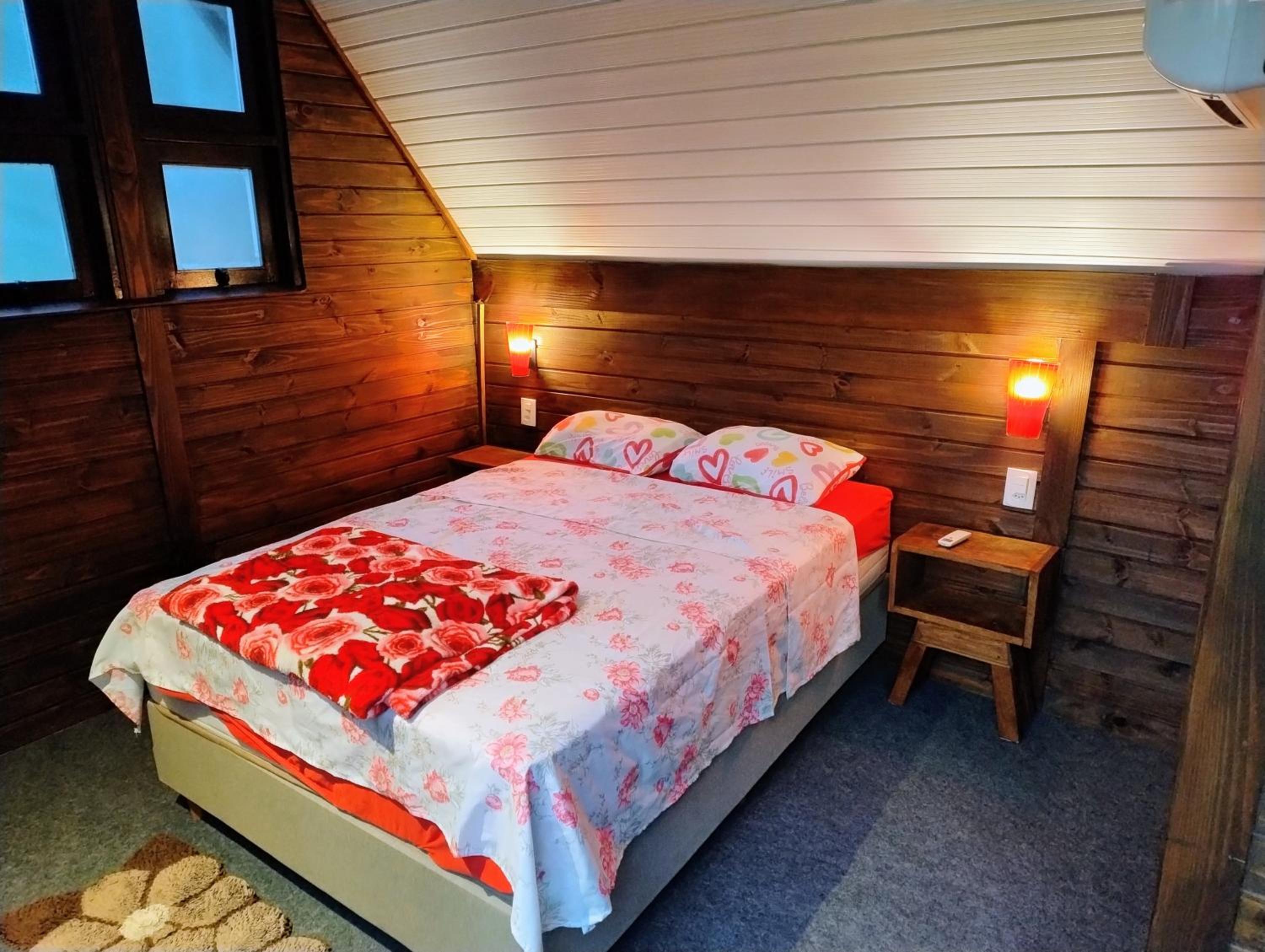 Cabana com banheira na colina