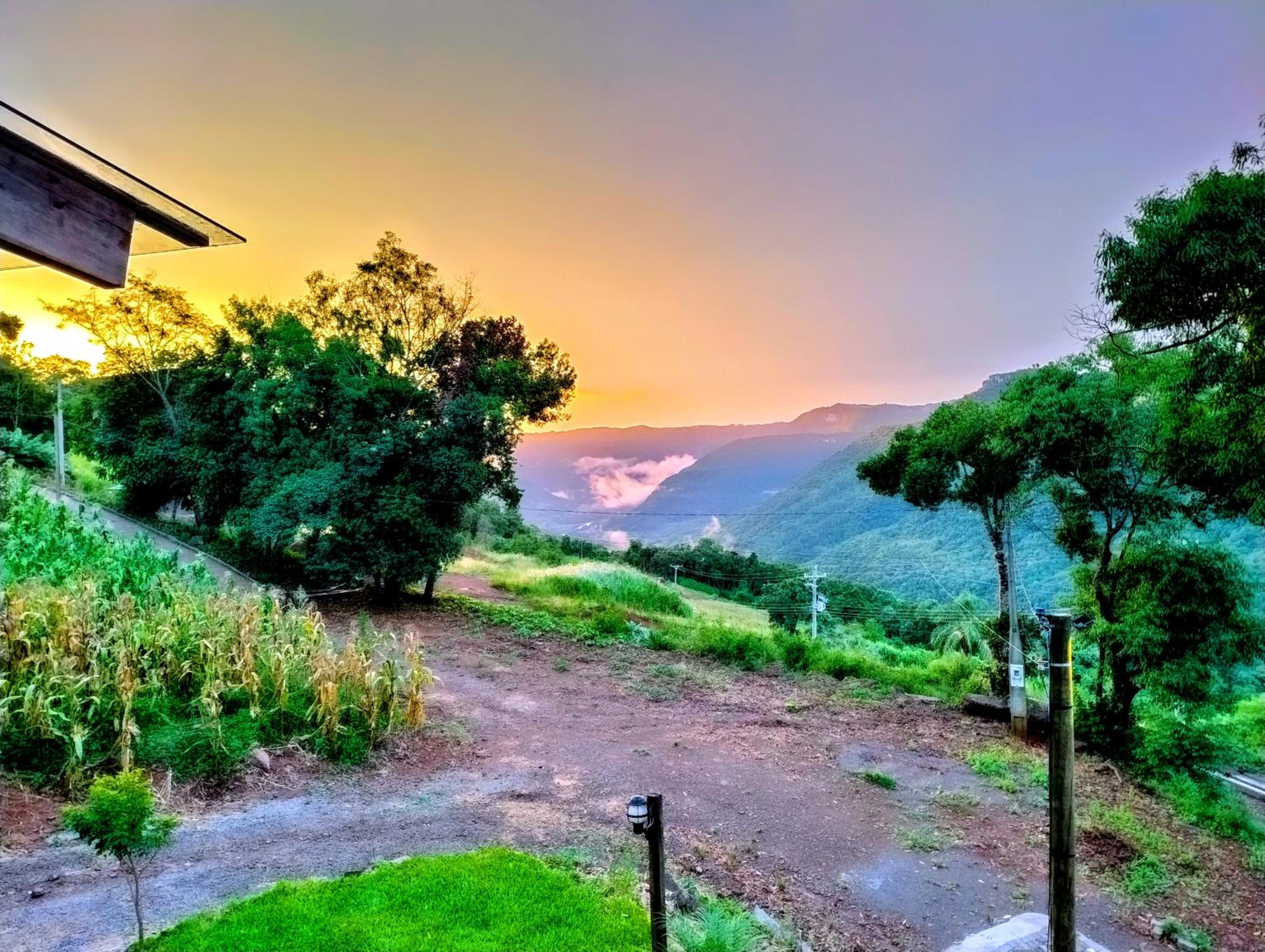Cabana com banheira na colina