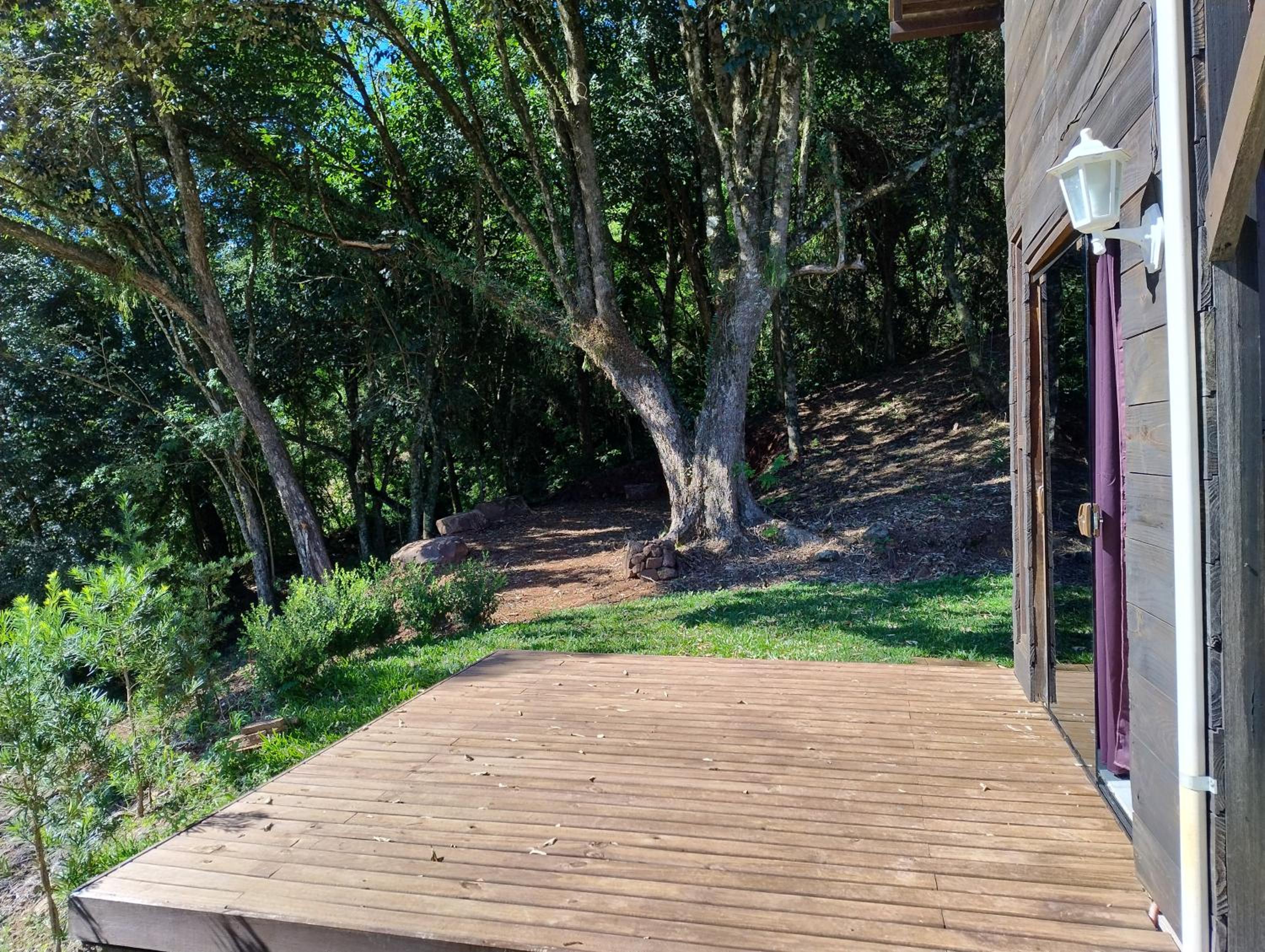 Cabana com banheira na colina