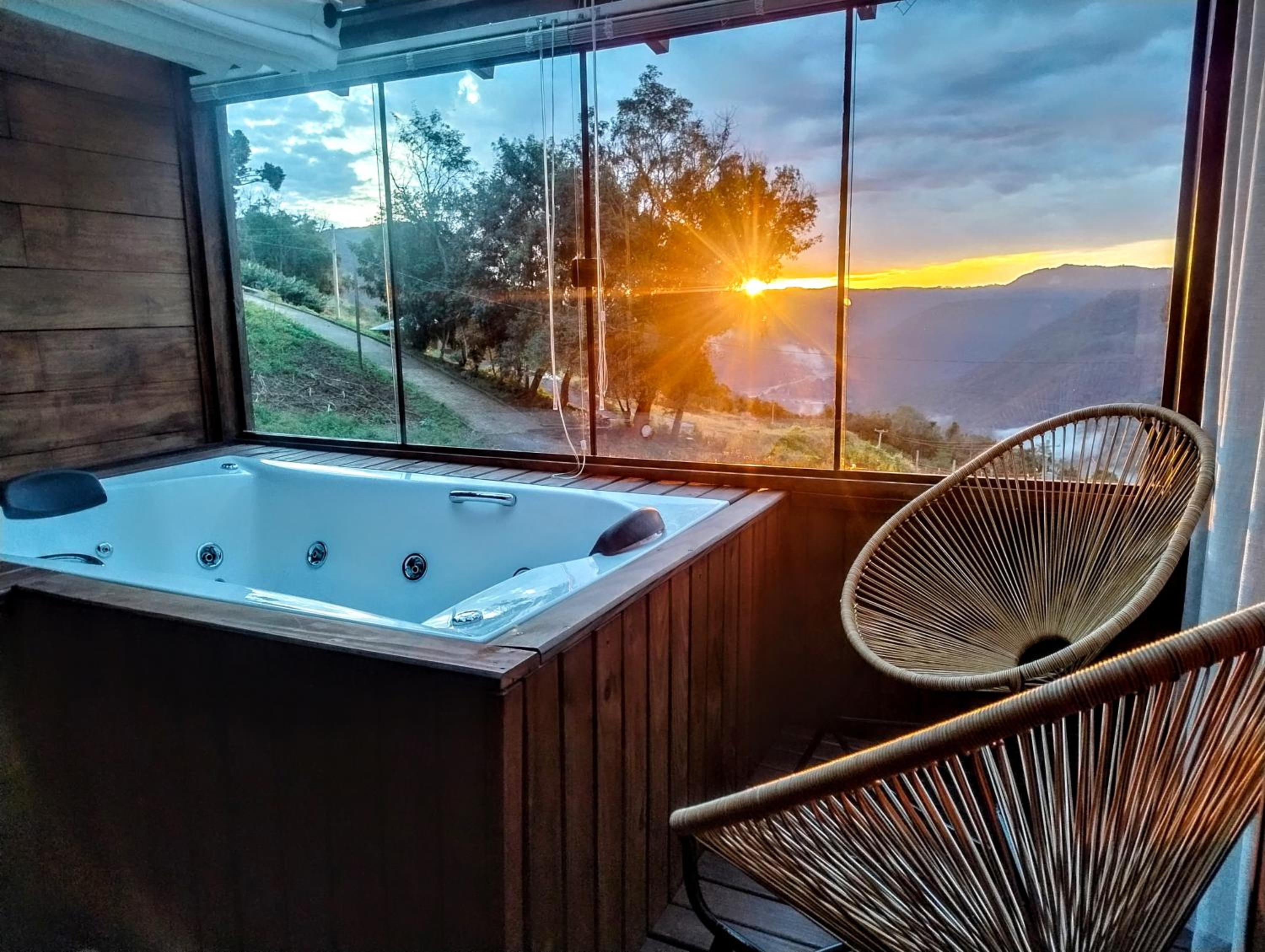 Cabana com banheira na colina