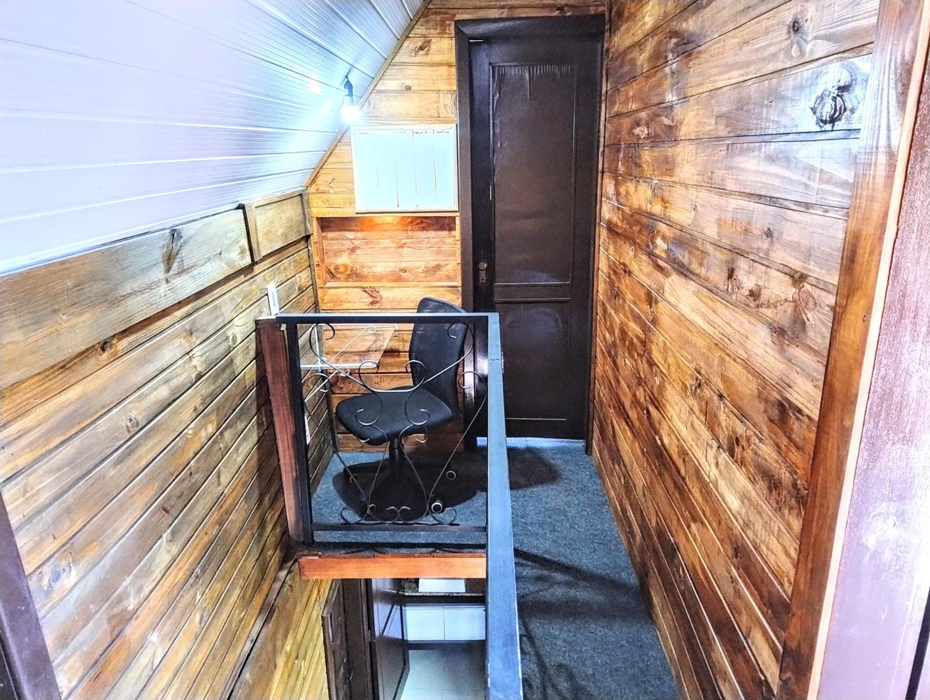 Cabana com banheira na colina