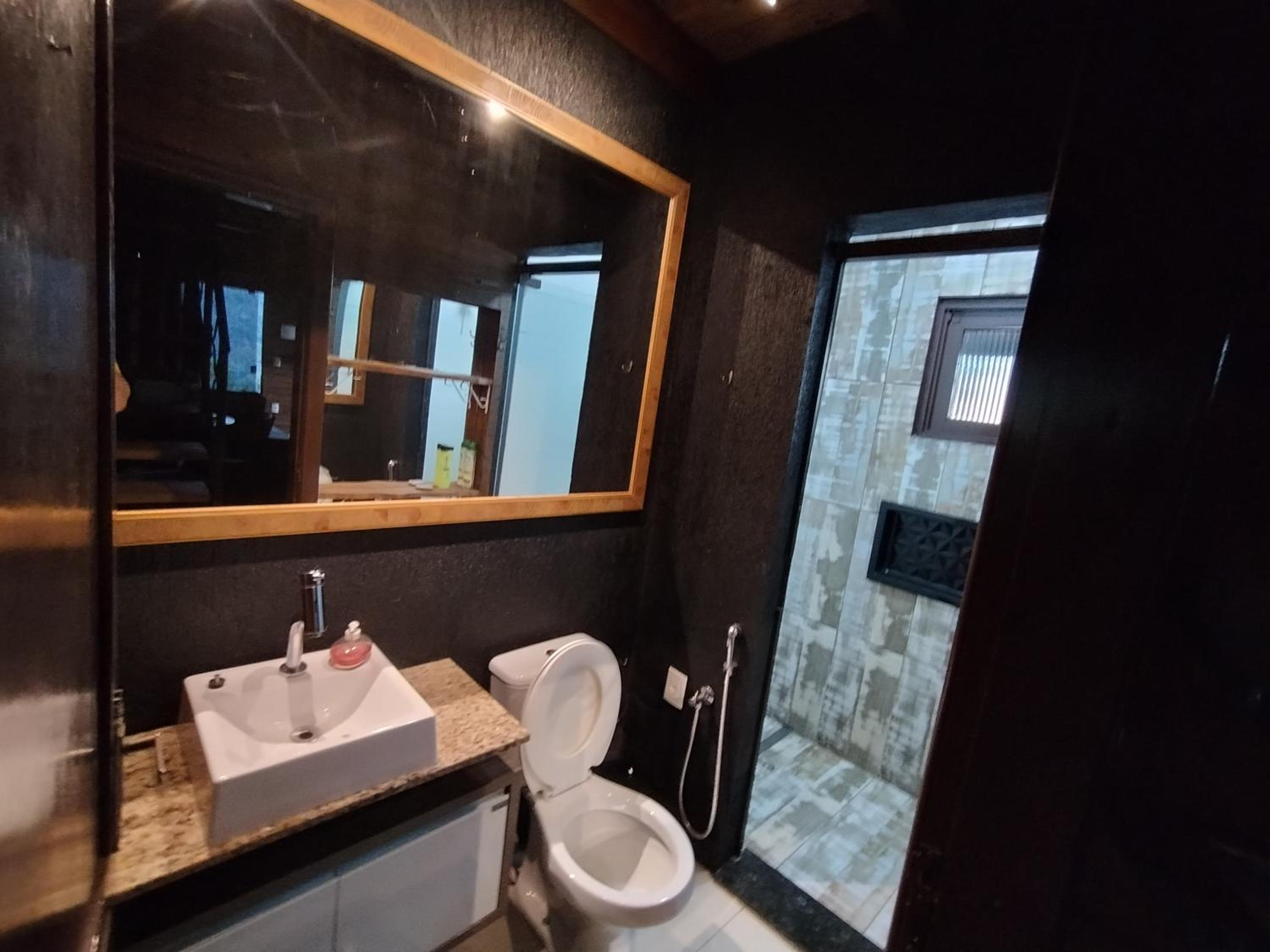 Cabana com banheira na colina