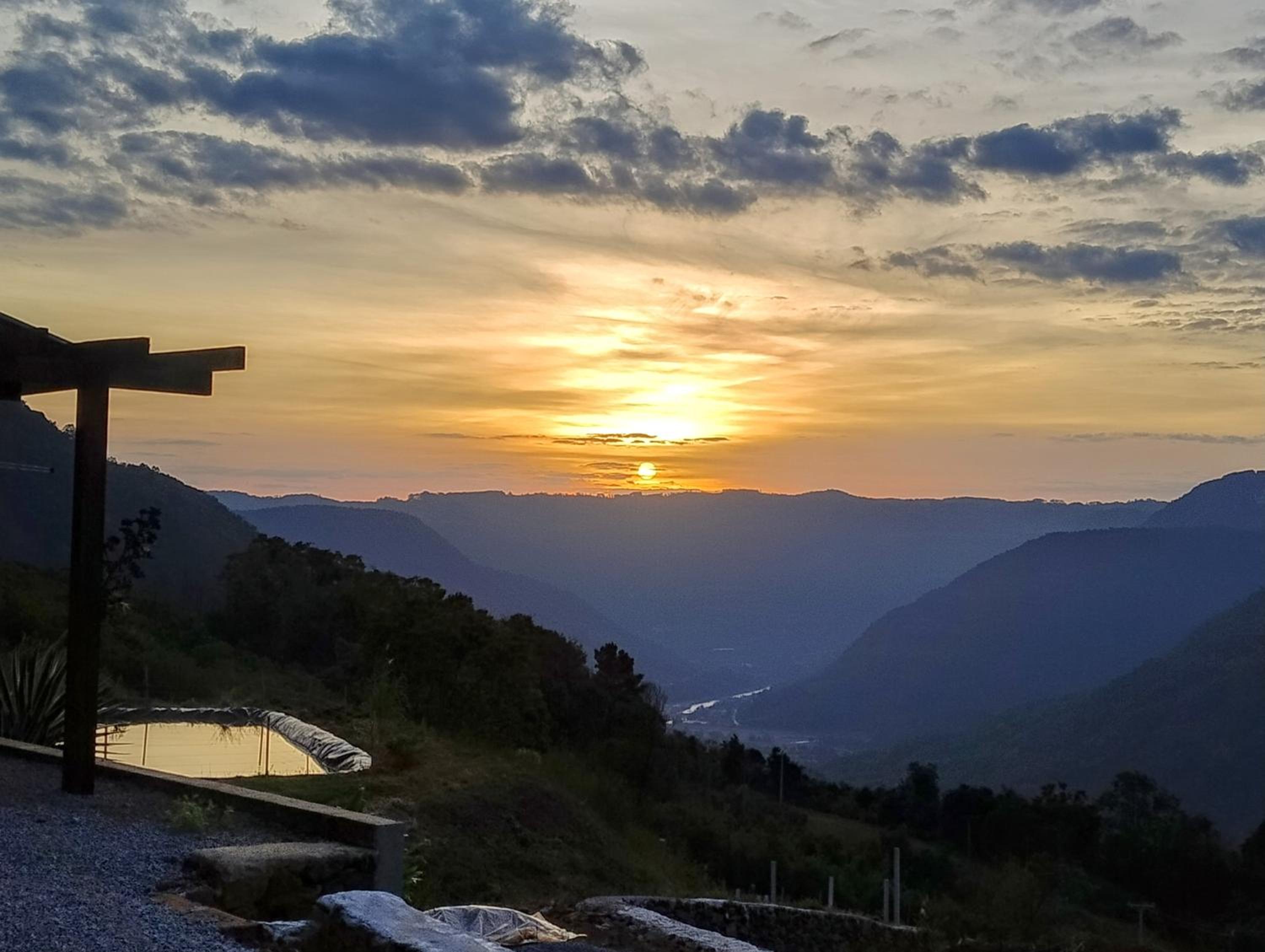 Cabana com banheira na colina