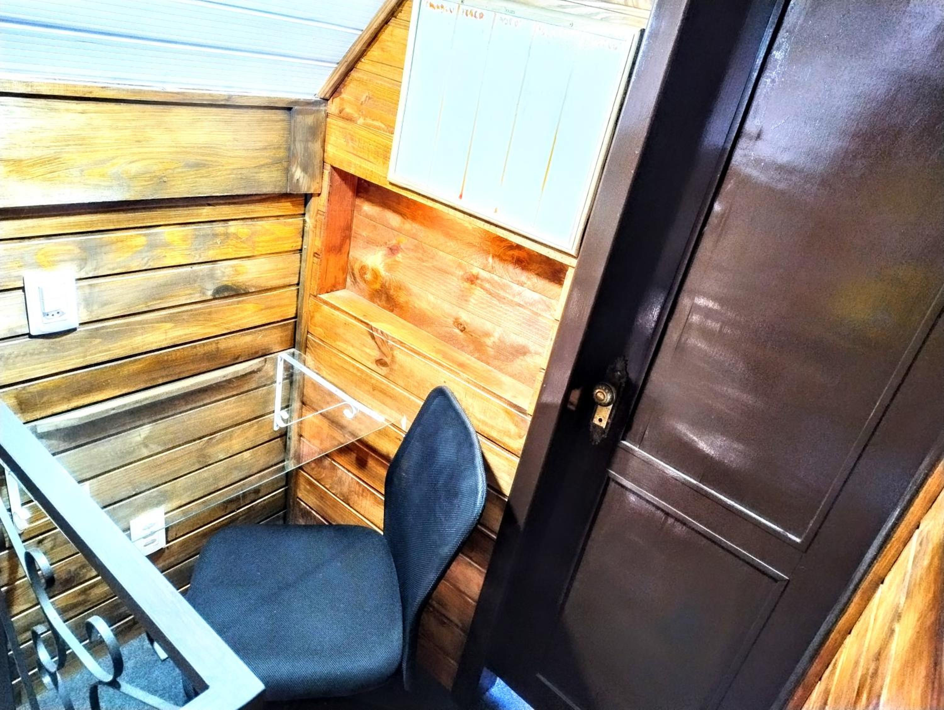 Cabana com banheira na colina
