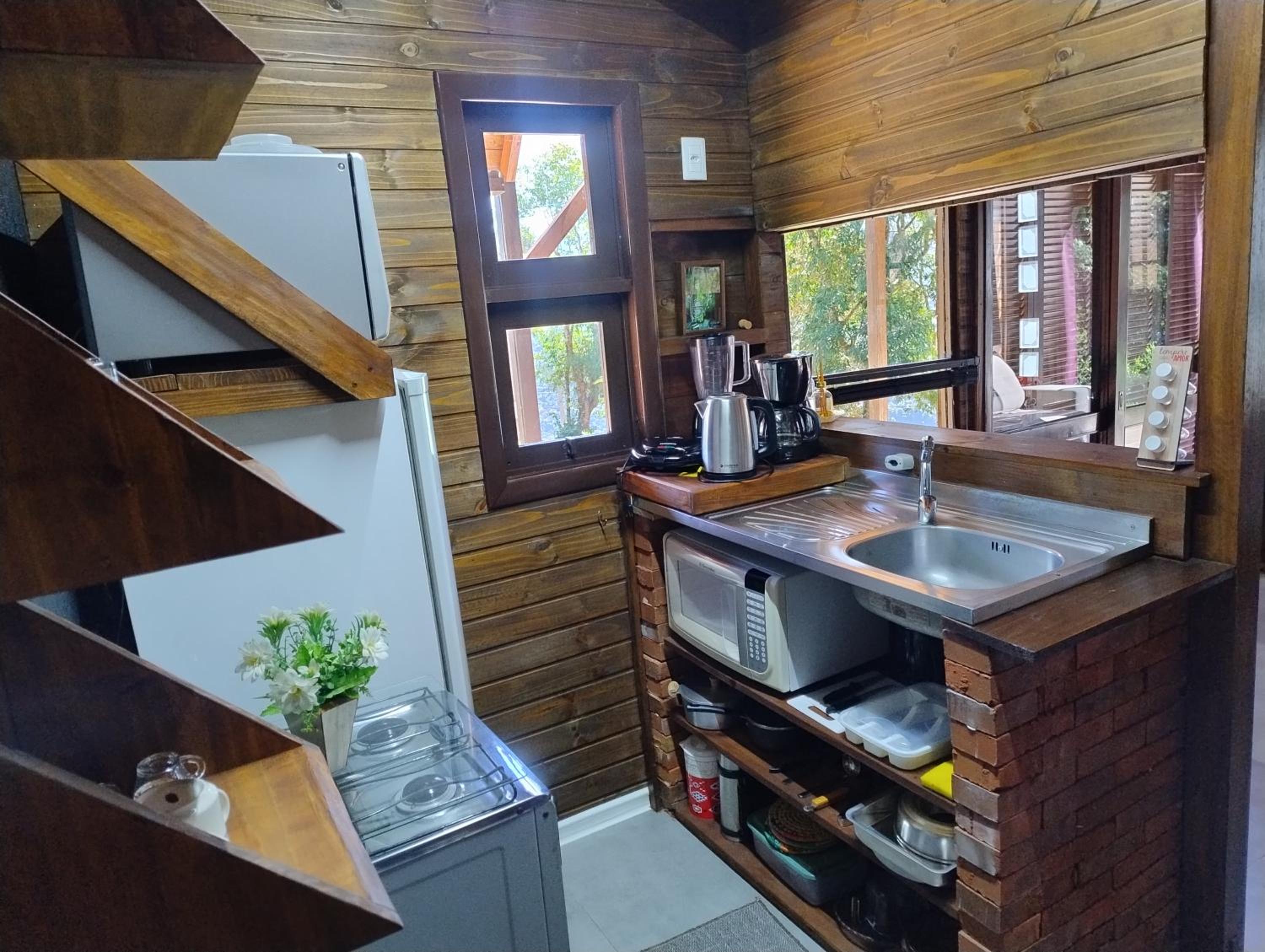 Cabana com banheira na colina