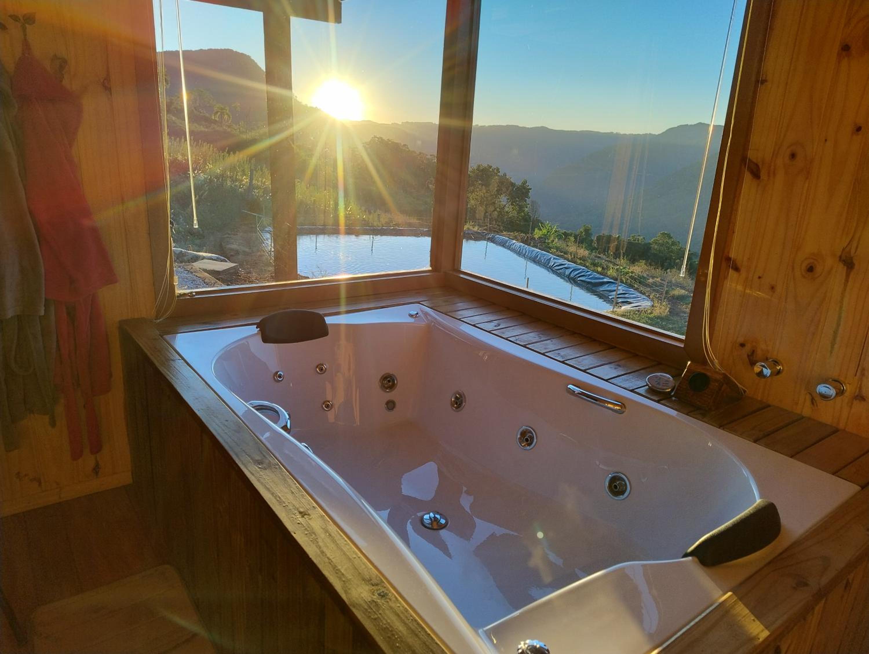Chalé romântico com vista e banheira