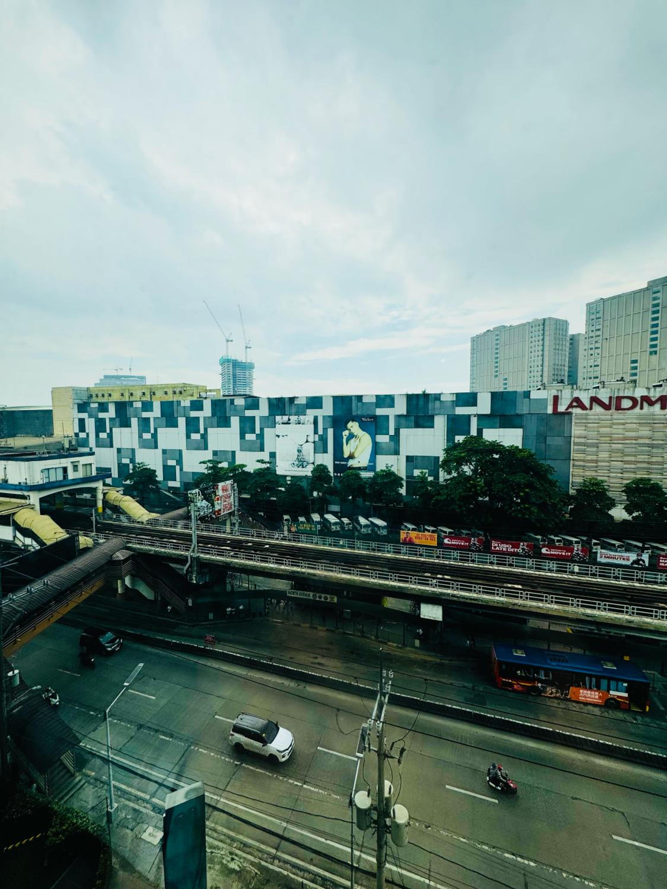 Vinia Infinity Studio 2 Near Malls with WiFi Netflix and Karaoke