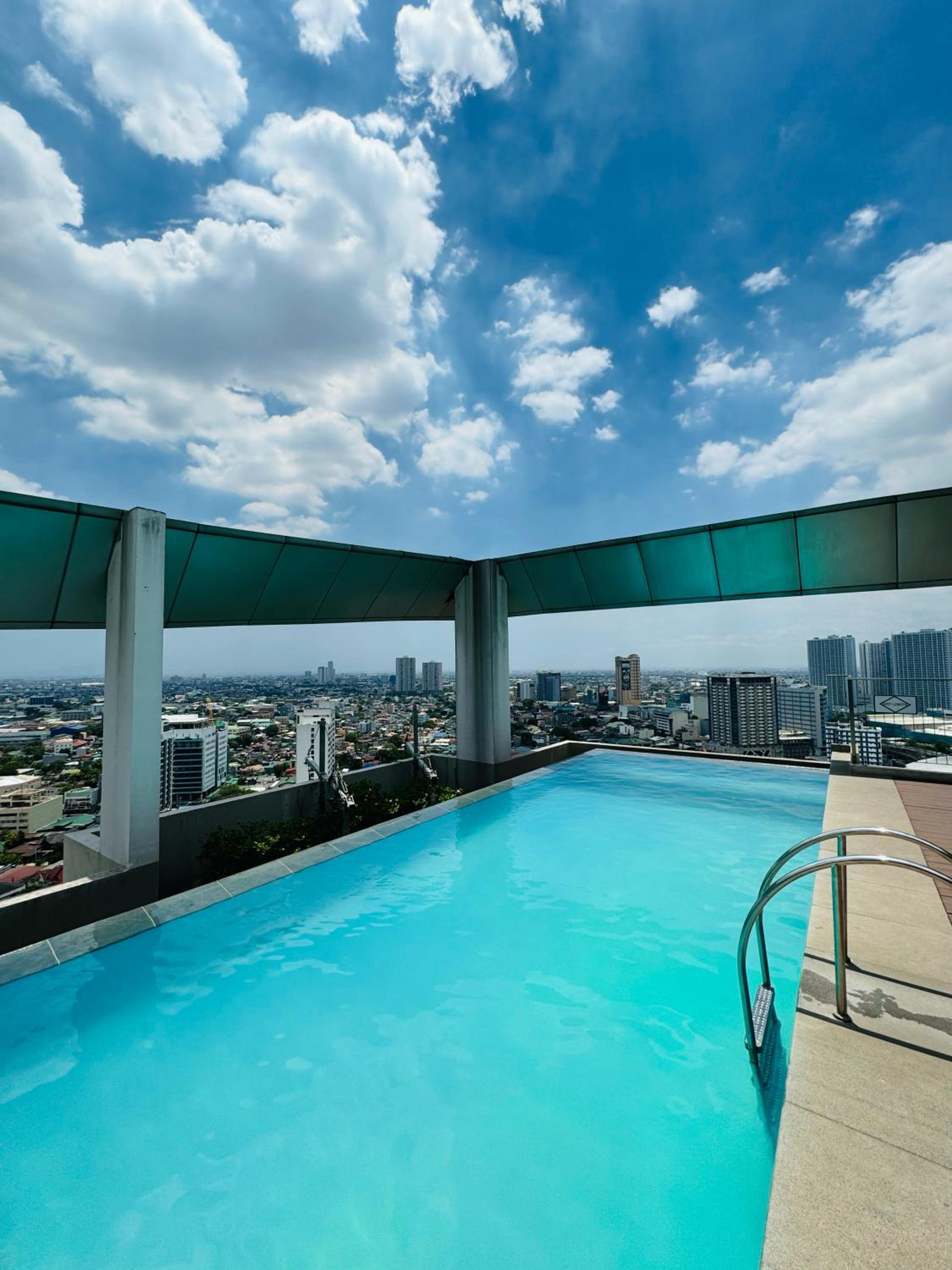 Vinia Infinity Studio 2 Near Malls with WiFi Netflix and Karaoke