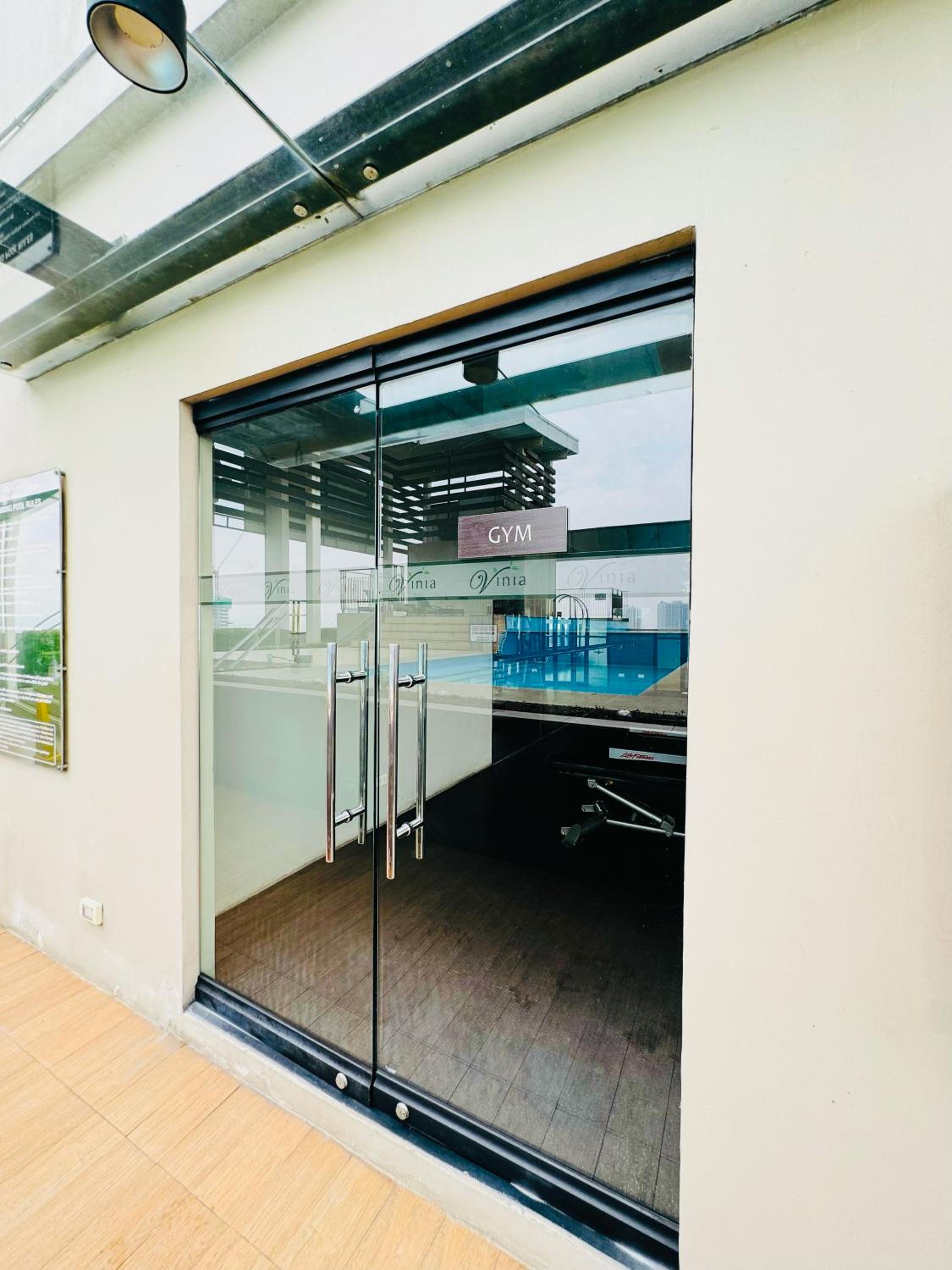 Vinia Infinity Studio 2 Near Malls with WiFi Netflix and Karaoke