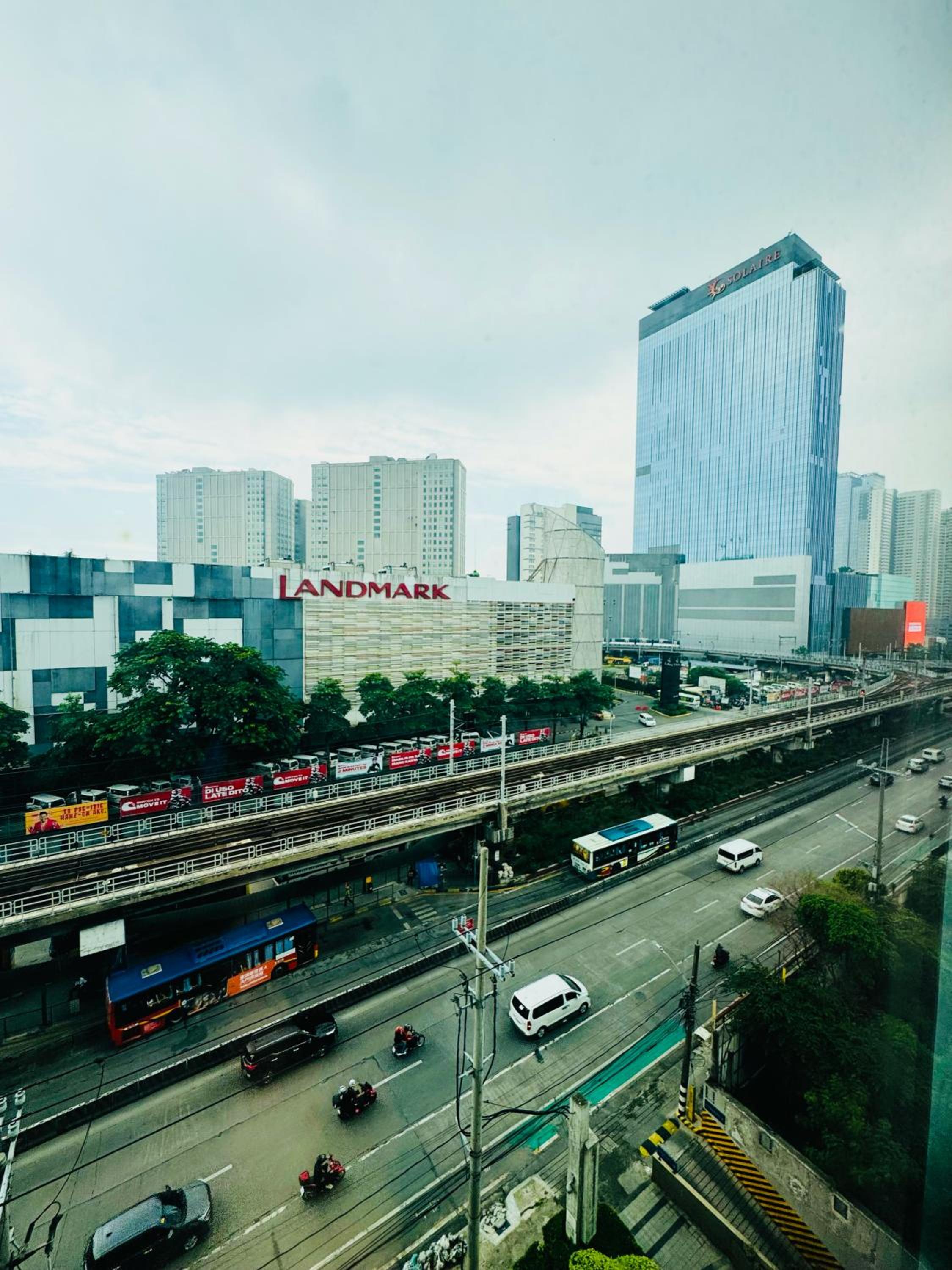 Vinia Infinity Studio 2 Near Malls with WiFi Netflix and Karaoke