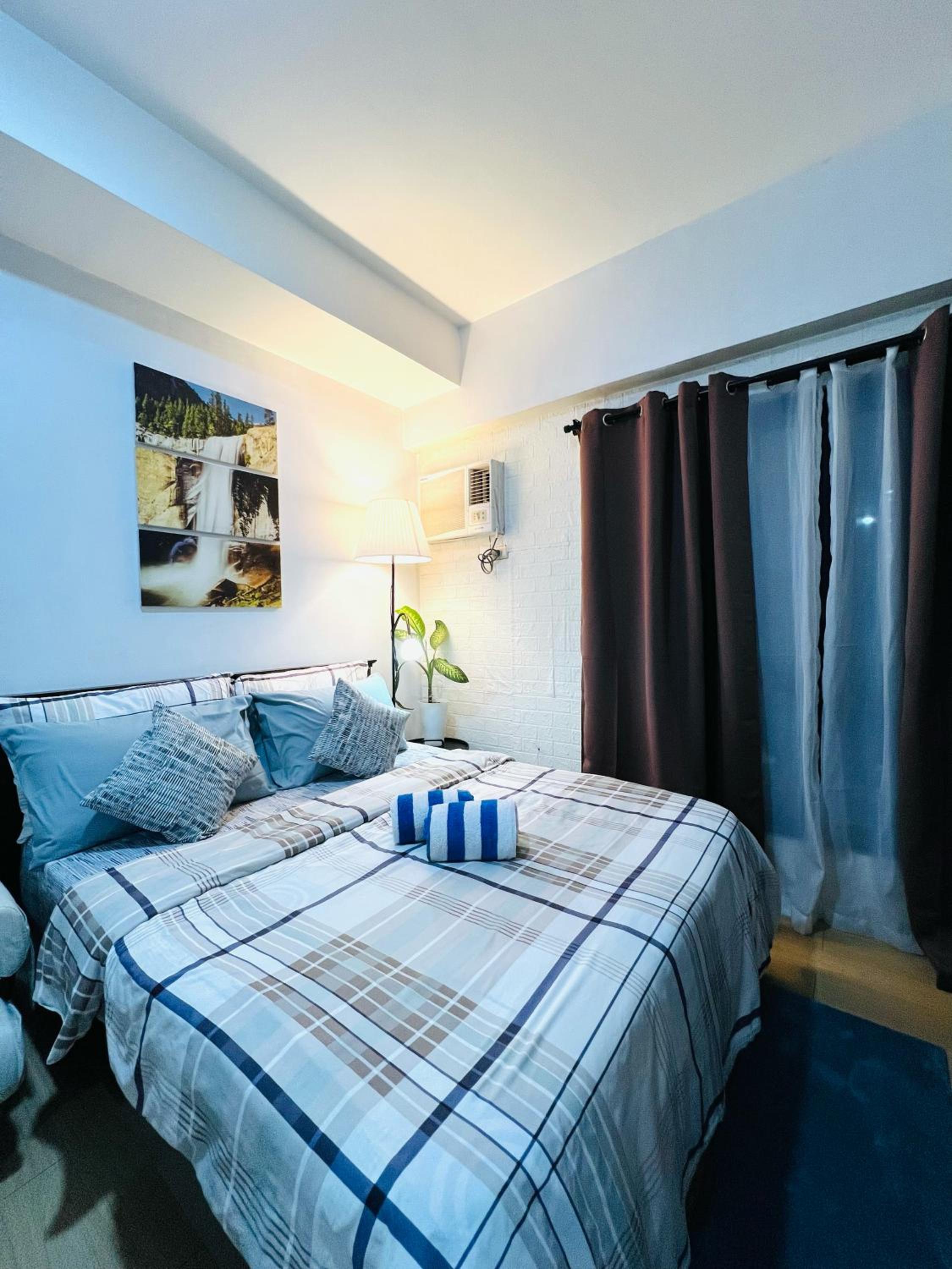 Vinia Infinity Studio 2 Near Malls with WiFi Netflix and Karaoke