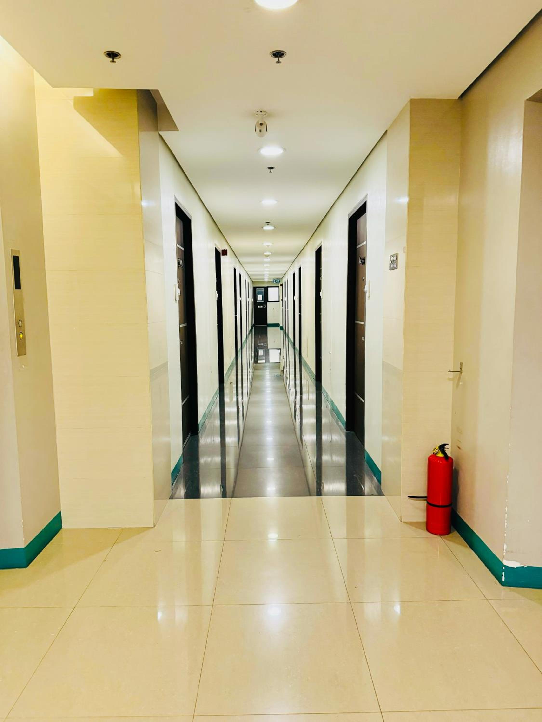 Vinia Infinity Studio 2 Near Malls with WiFi Netflix and Karaoke