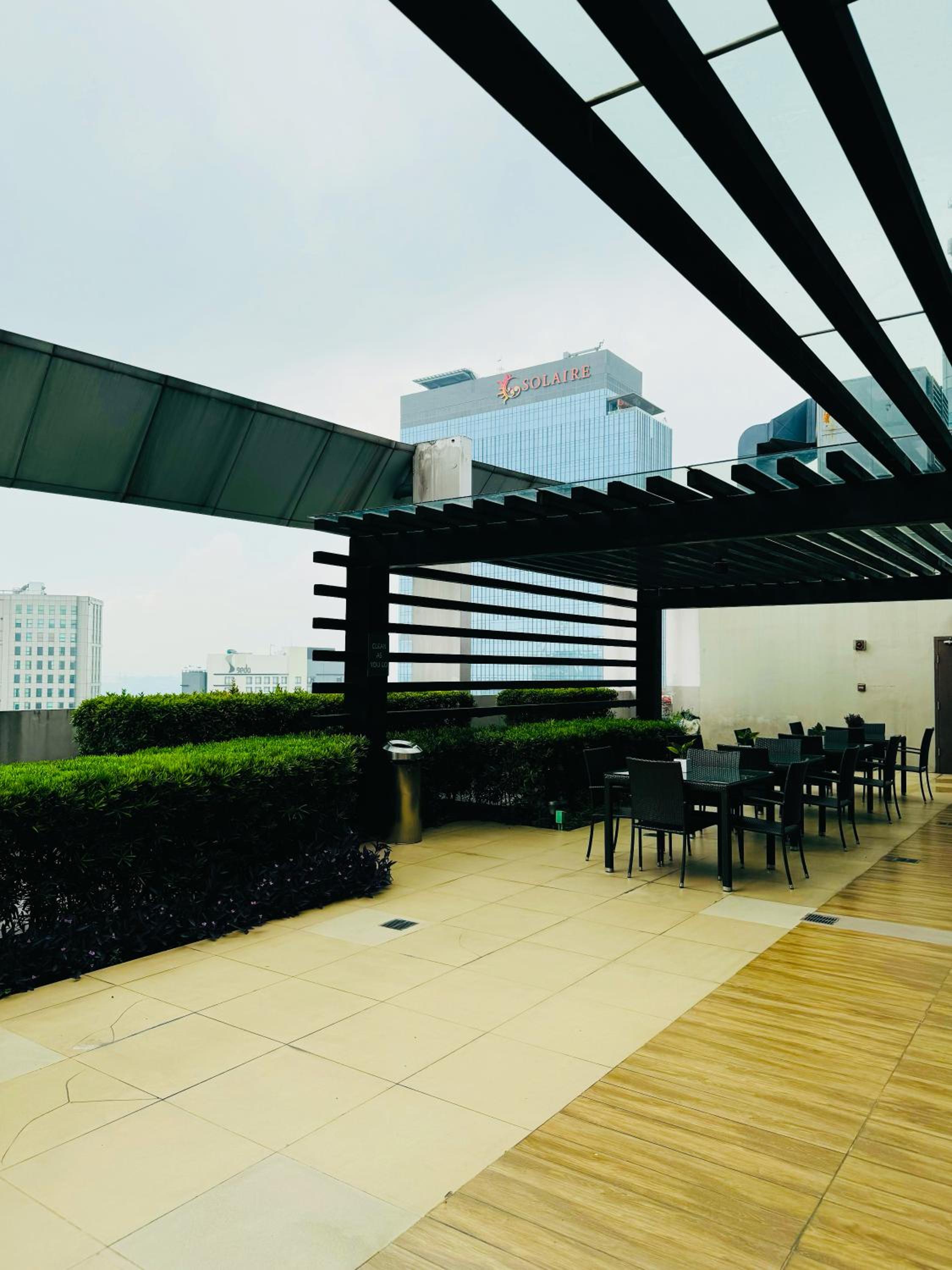 Vinia Infinity Studio 2 Near Malls with WiFi Netflix and Karaoke