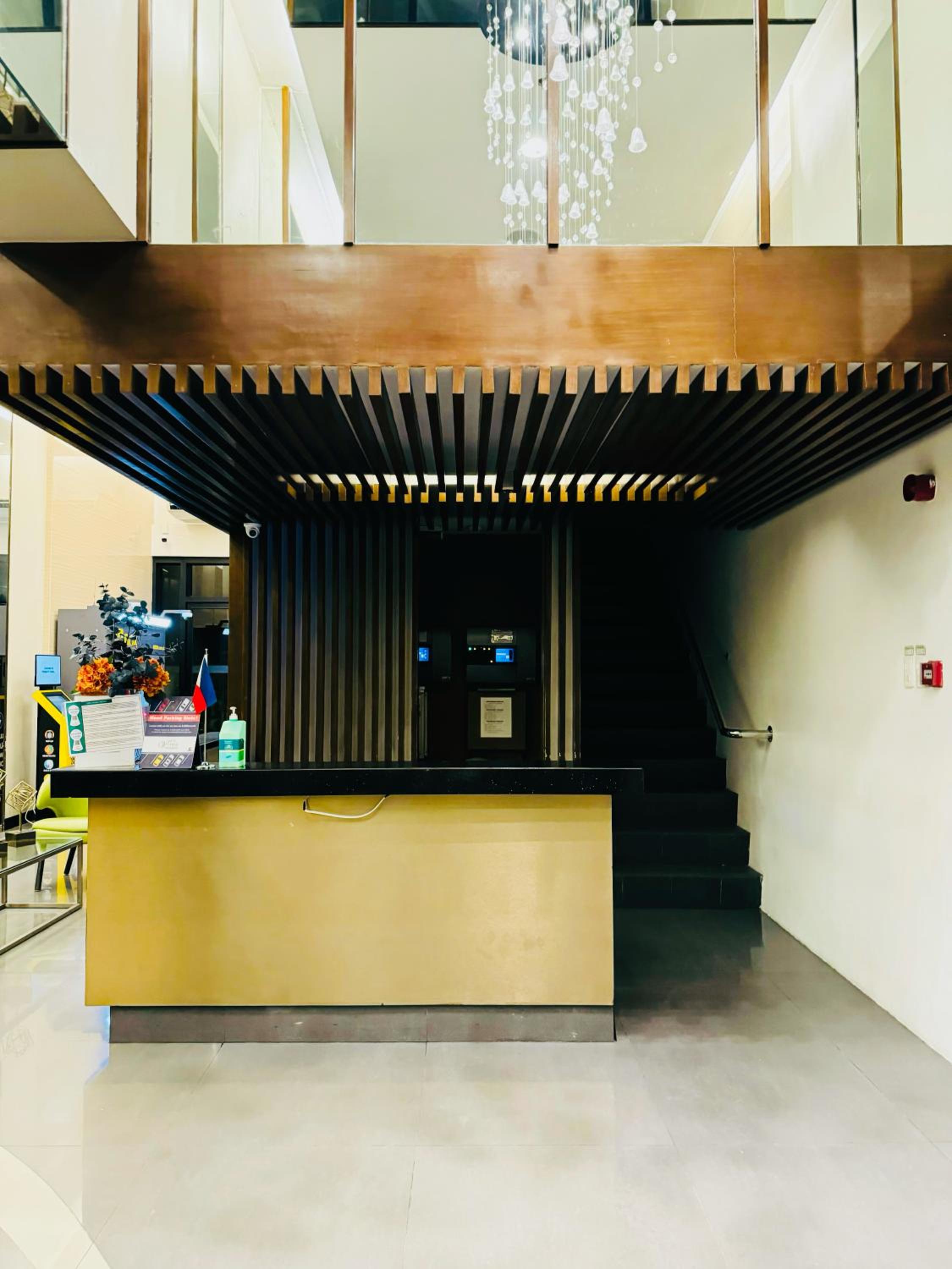 Vinia Infinity Studio 2 Near Malls with WiFi Netflix and Karaoke
