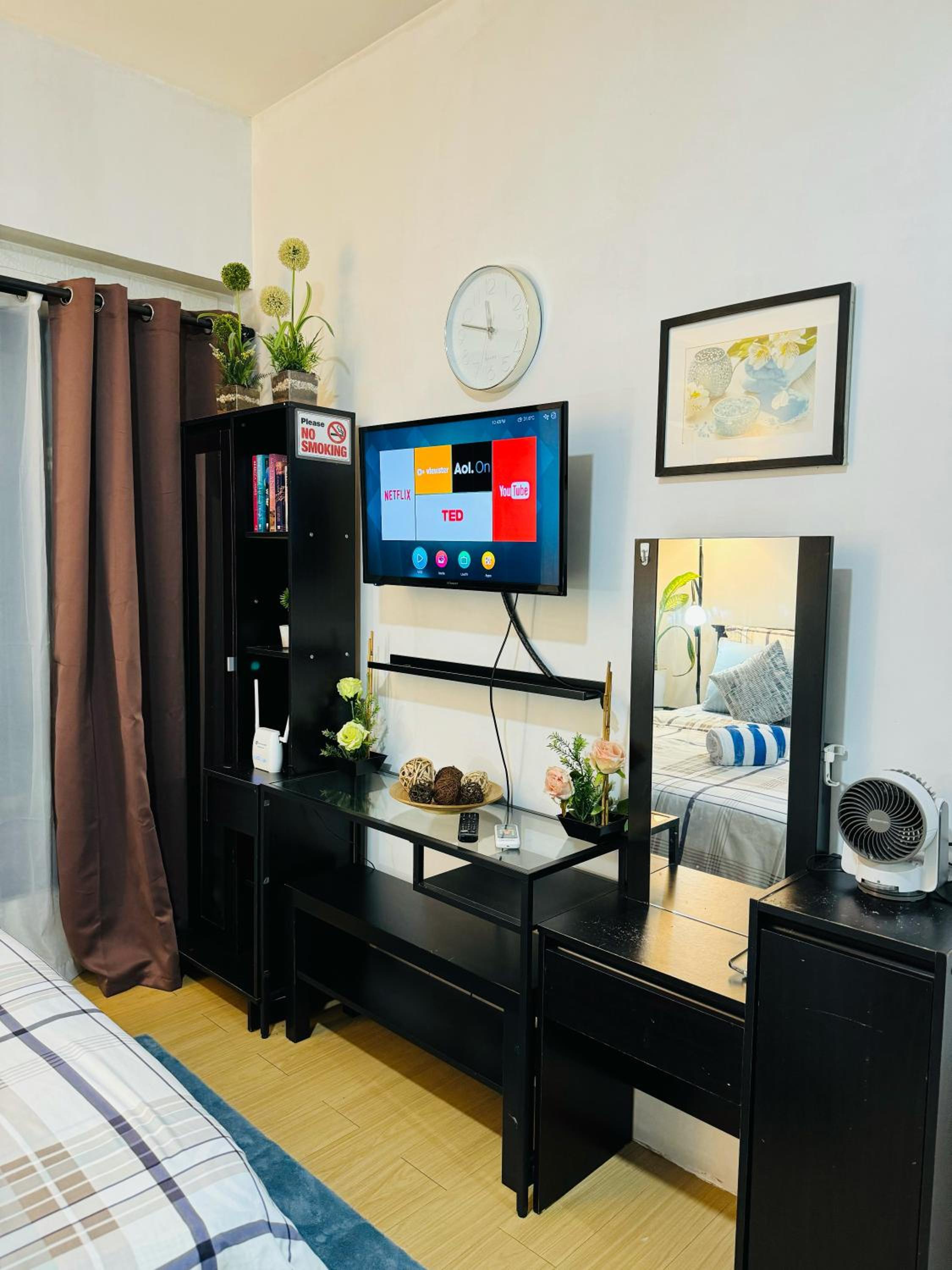 Vinia Infinity Studio 2 Near Malls with WiFi Netflix and Karaoke