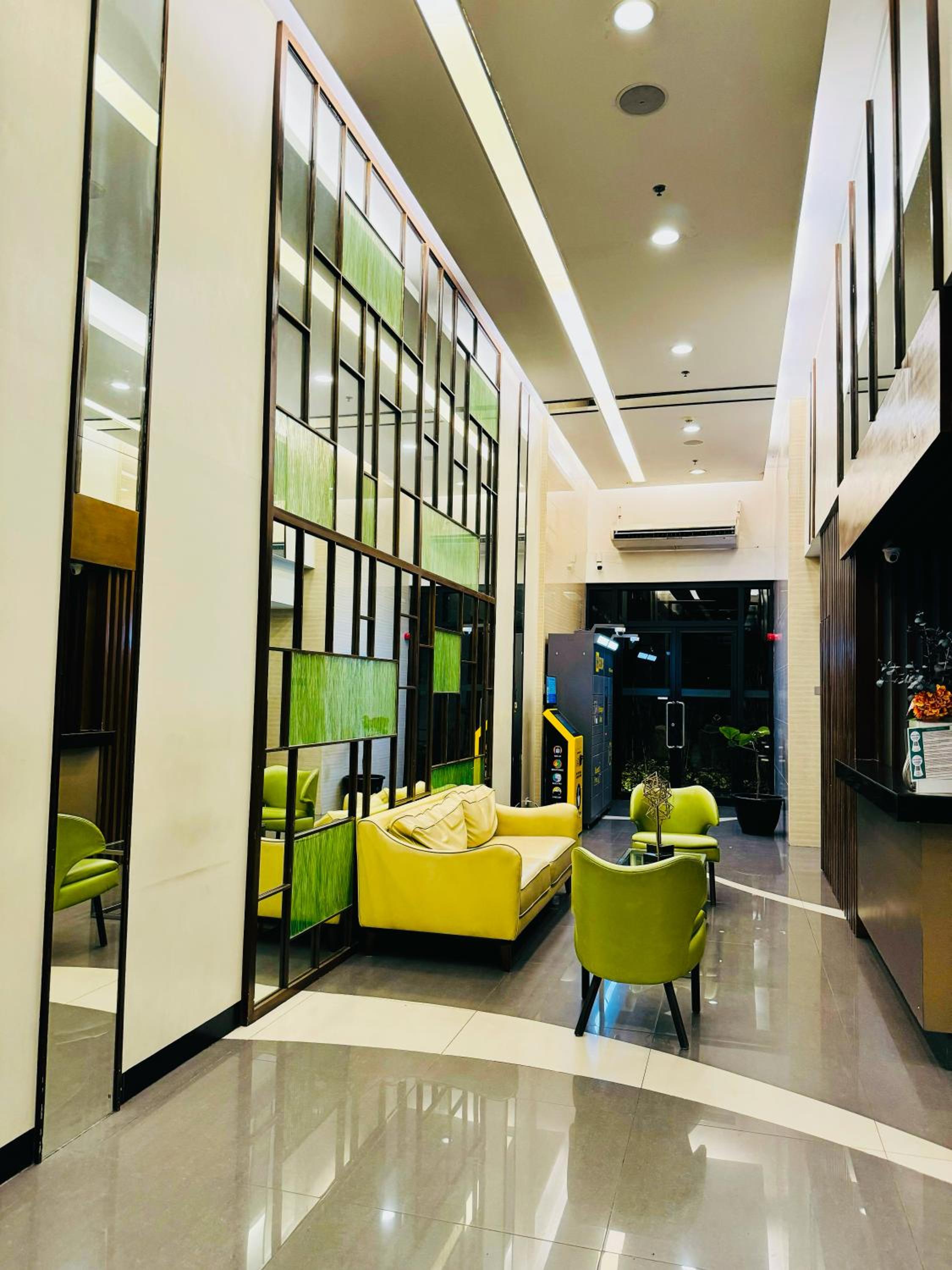 Vinia Infinity Studio 2 Near Malls with WiFi Netflix and Karaoke