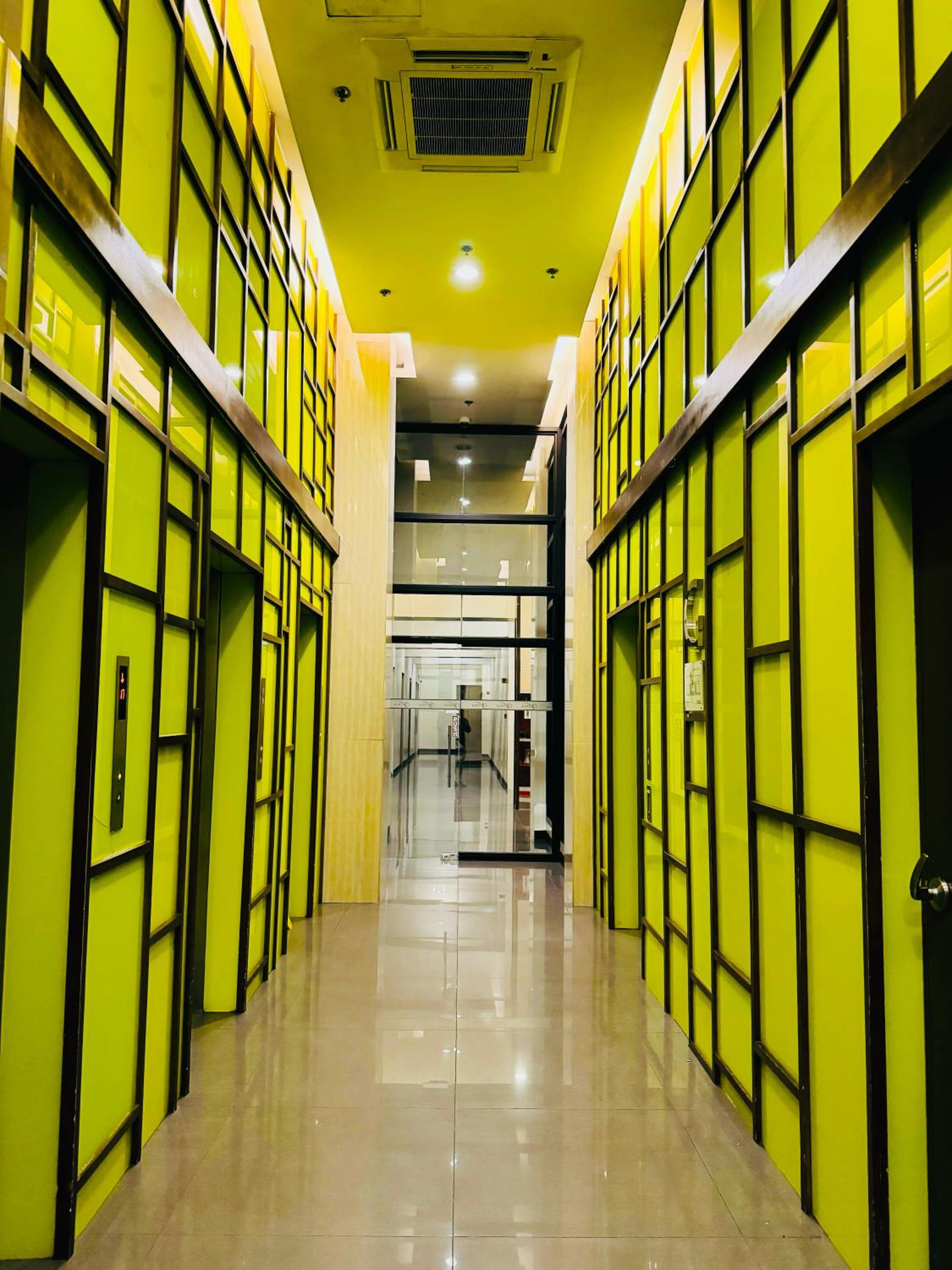 Vinia Infinity Studio 2 Near Malls with WiFi Netflix and Karaoke