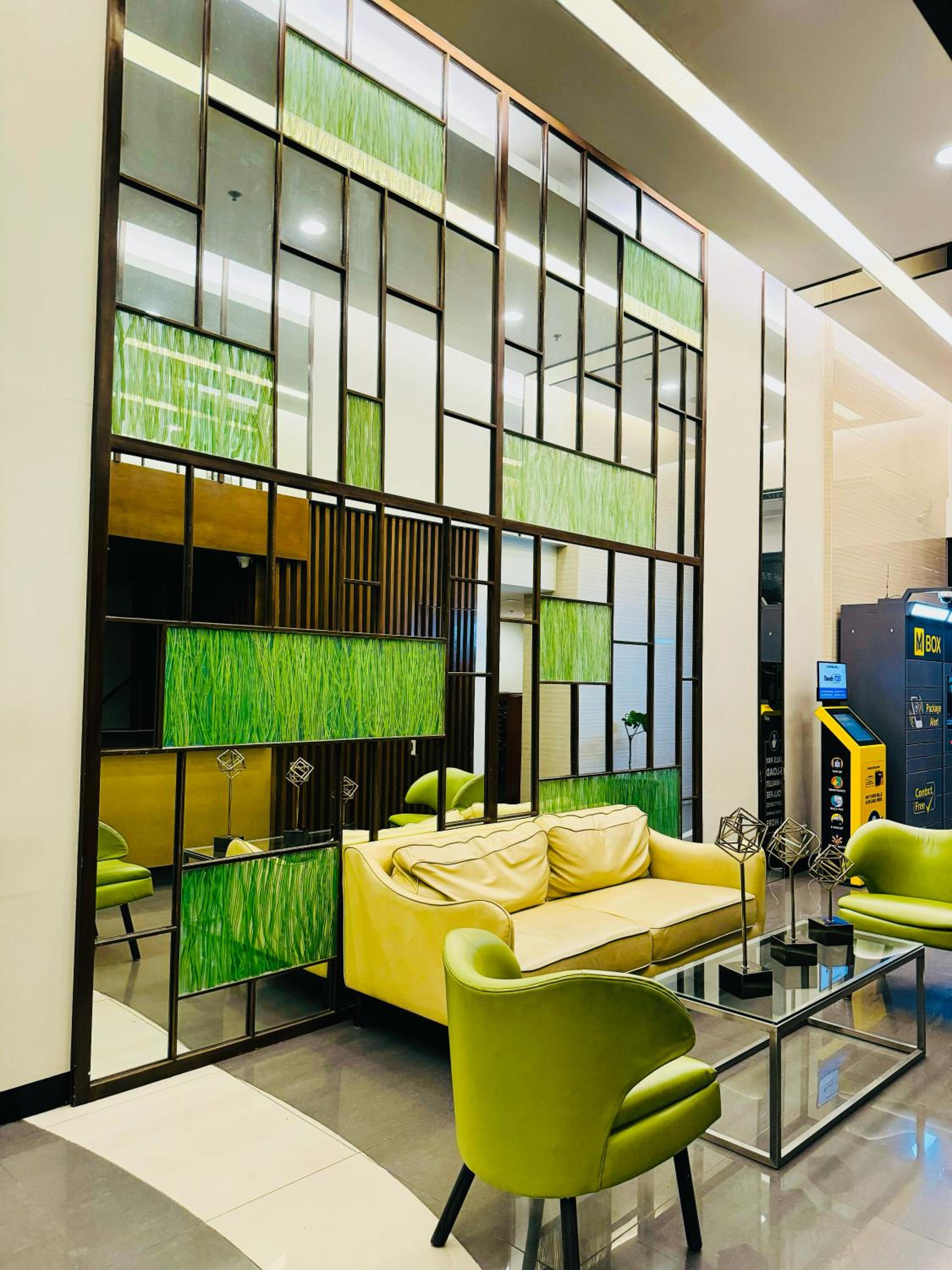 Vinia Infinity Studio 2 Near Malls with WiFi Netflix and Karaoke