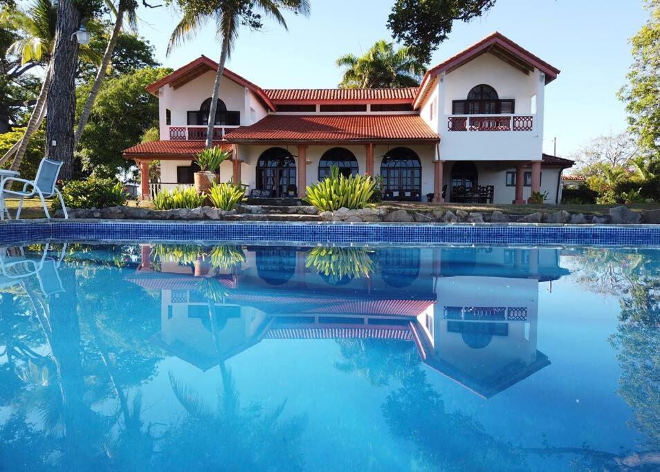Beachfront villa with pool in Sosúa