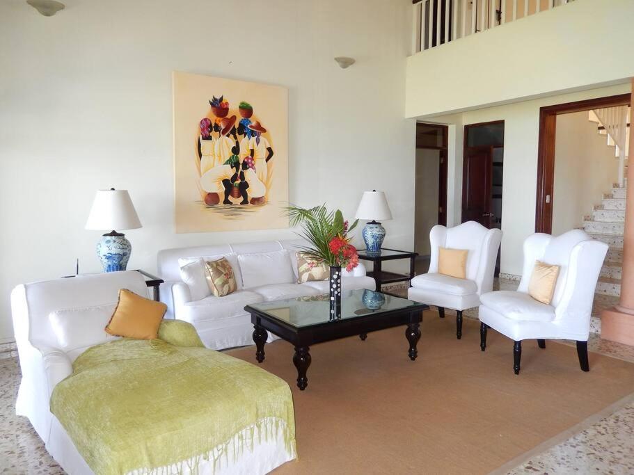 Beachfront villa with pool in Sosúa