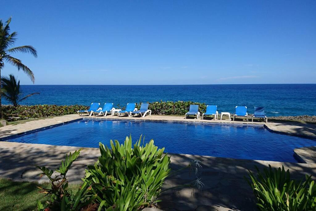 Beachfront villa with pool in Sosúa