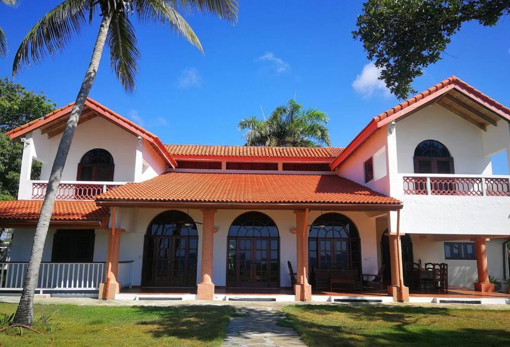 Beachfront villa with pool in Sosúa