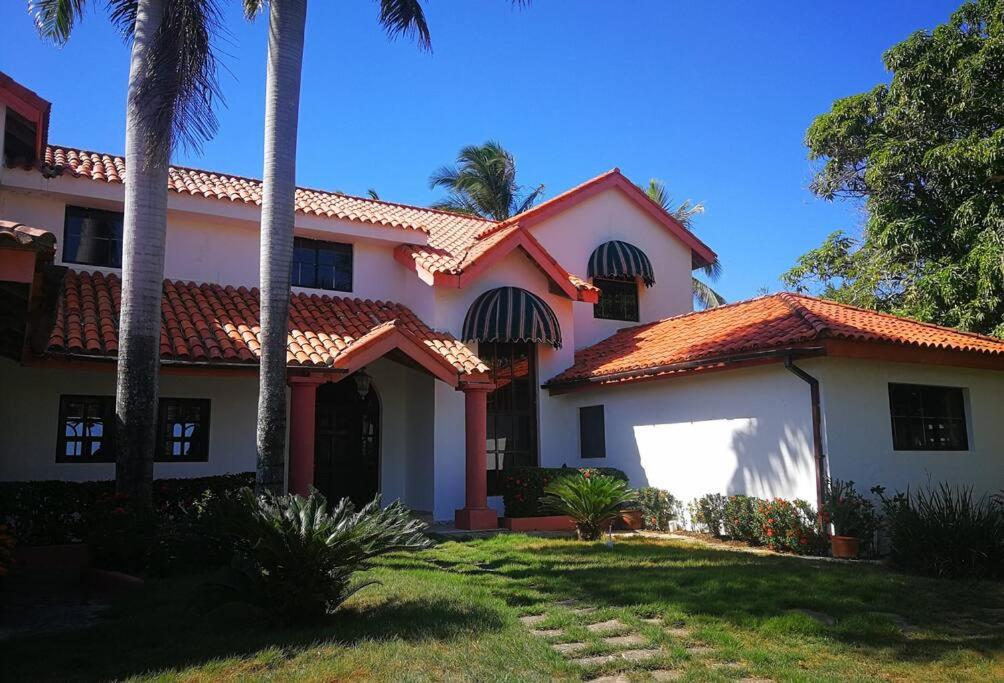 Beachfront villa with pool in Sosúa