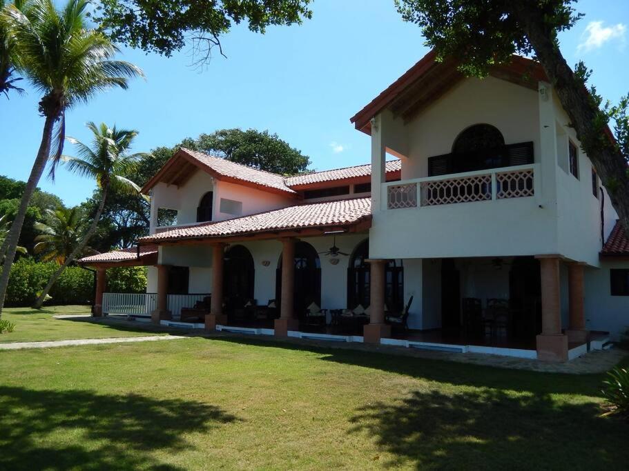 Beachfront villa with pool in Sosúa