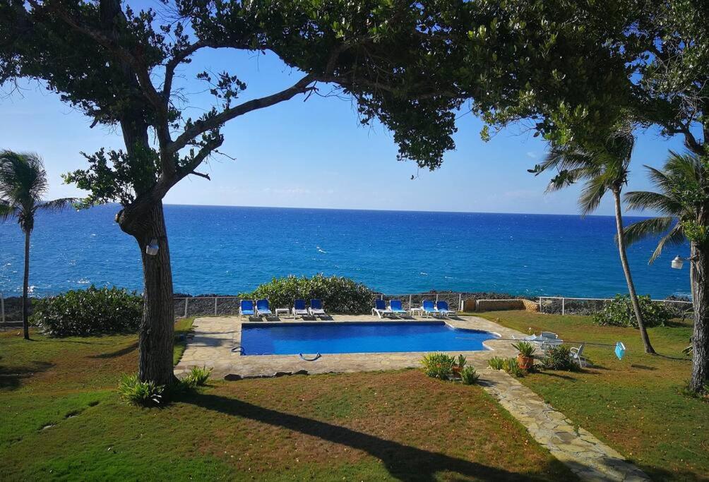 Beachfront villa with pool in Sosúa