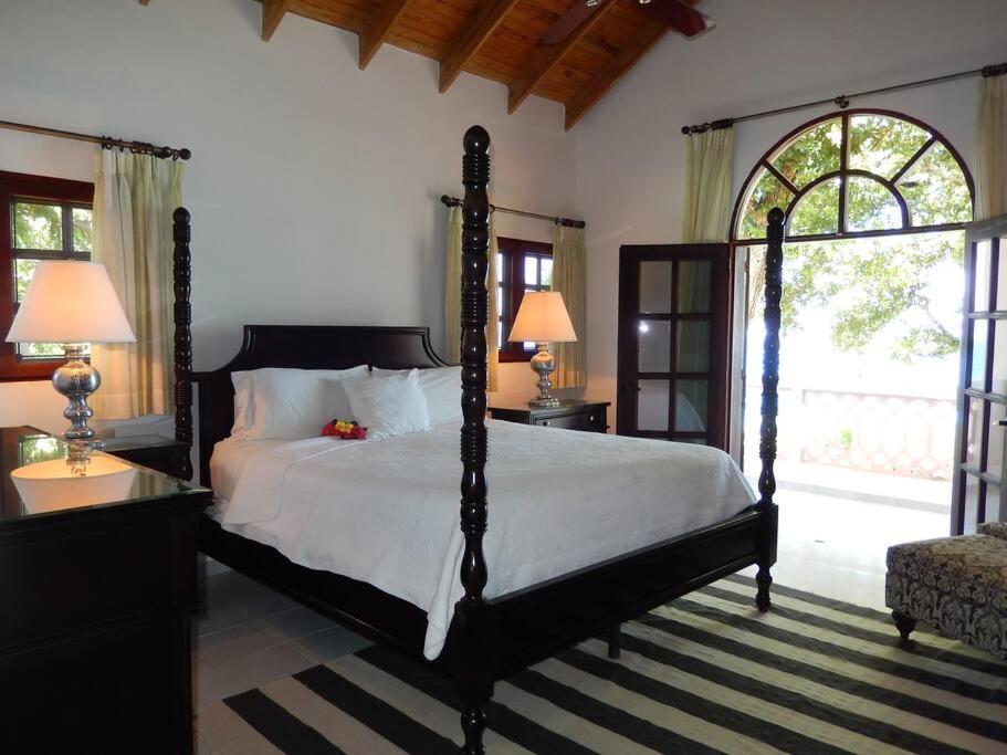 Beachfront villa with pool in Sosúa