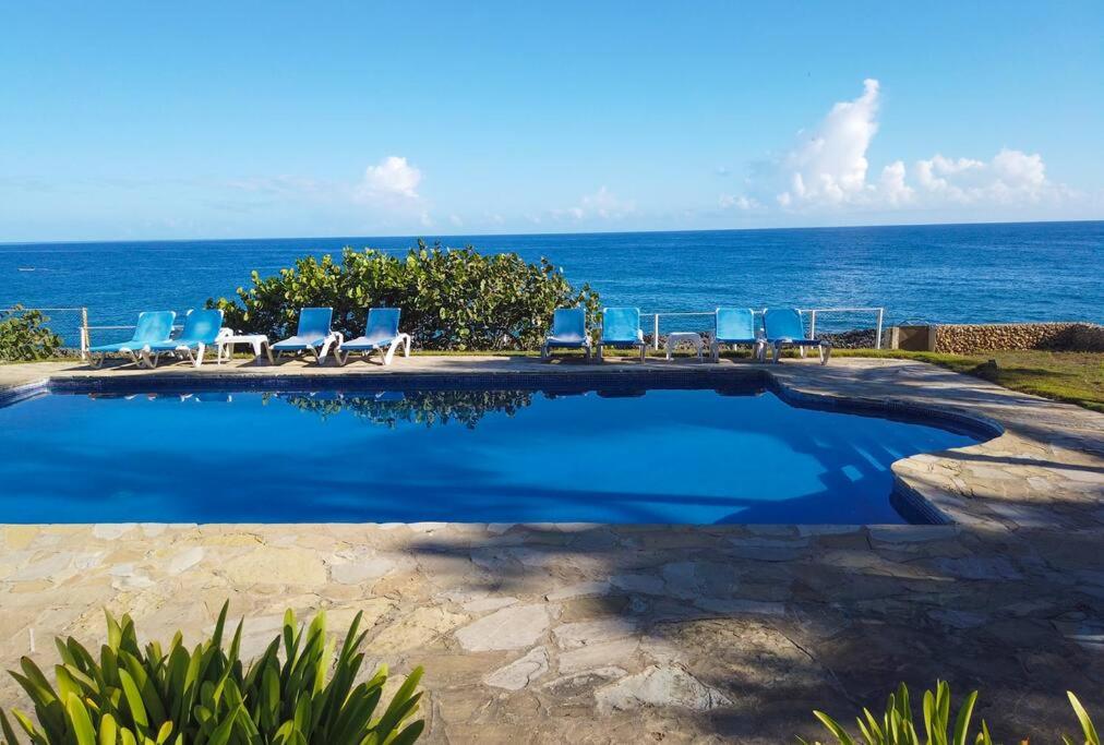 Beachfront villa with pool in Sosúa