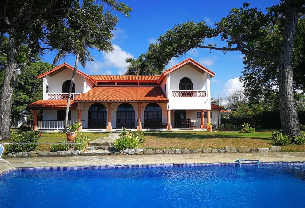 Beachfront villa with pool in Sosúa