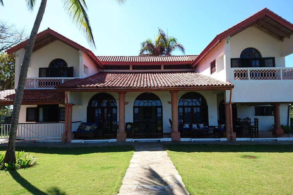 Beachfront villa with pool in Sosúa