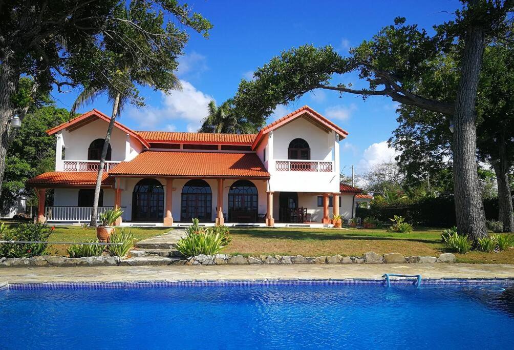 Beachfront villa with pool in Sosúa